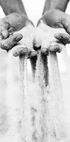 Sand Falling From Hands (B&W) Plakat - Posterbox.dk