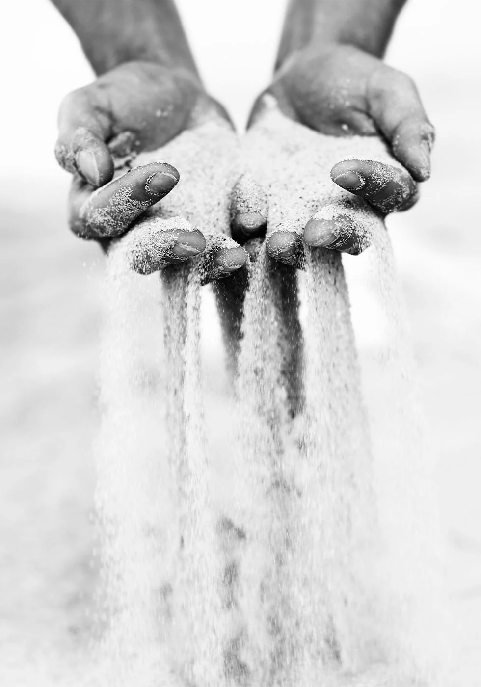 Sand Falling From Hands (B&W) Plakat - Posterbox.dk