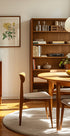una sala de estar acogedora y bien organizada con una estantería de madera, una mesa redonda de madera y una silla de madera. La habitación tiene un ambiente cálido y acogedor, con luz natural que entra por la ventana.