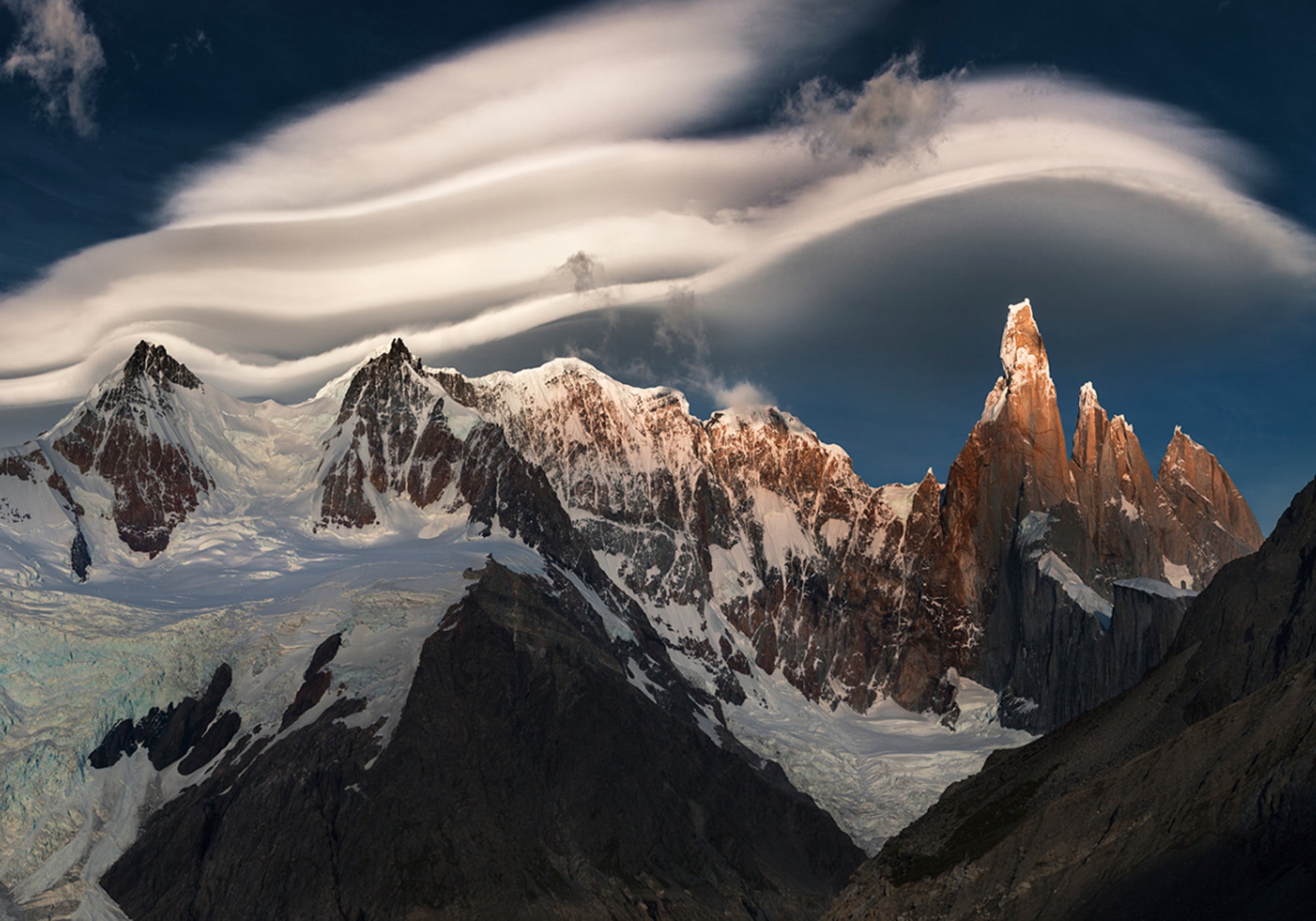 Nube lenticular de picos dorados