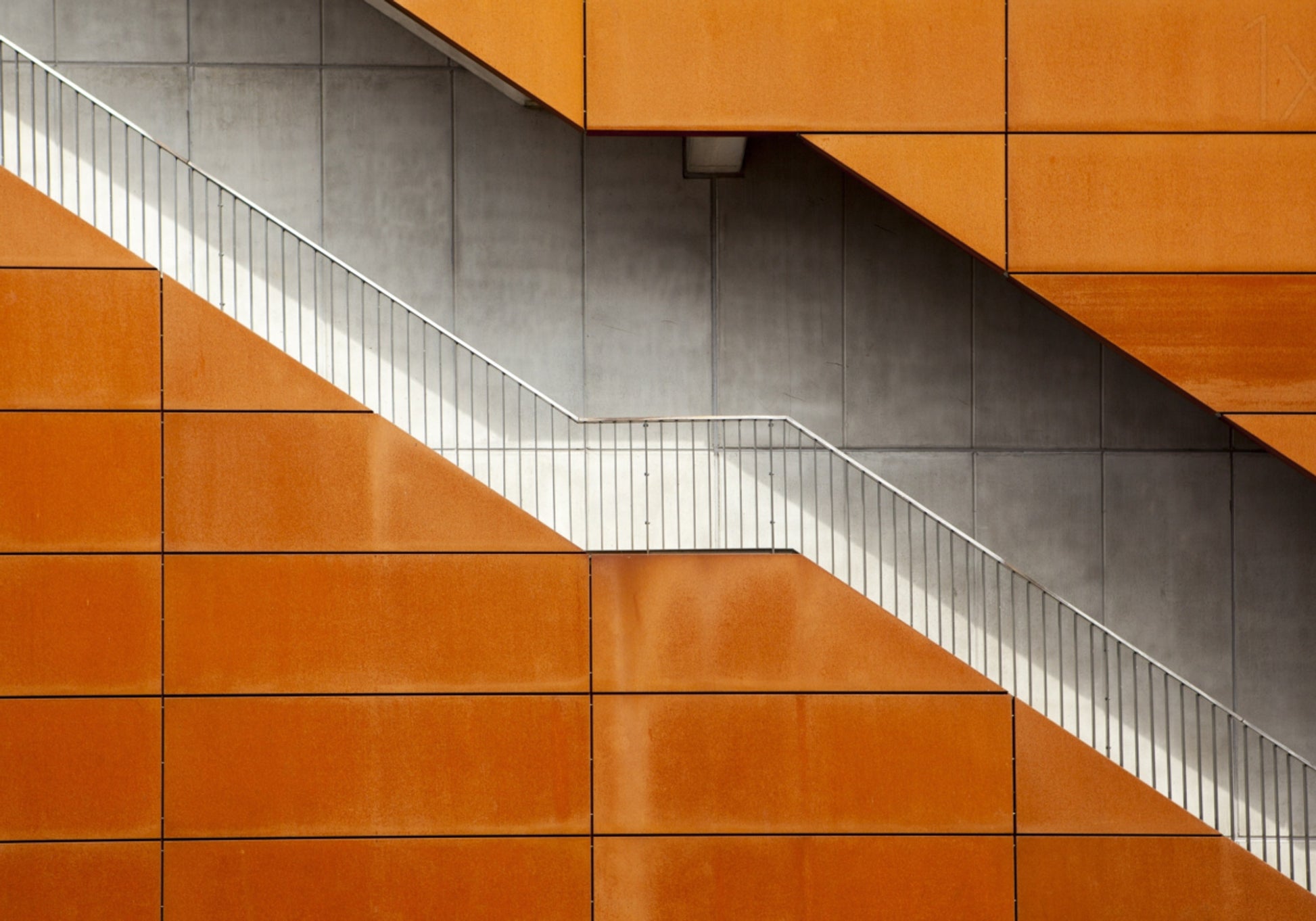 Escalera diagonal naranja