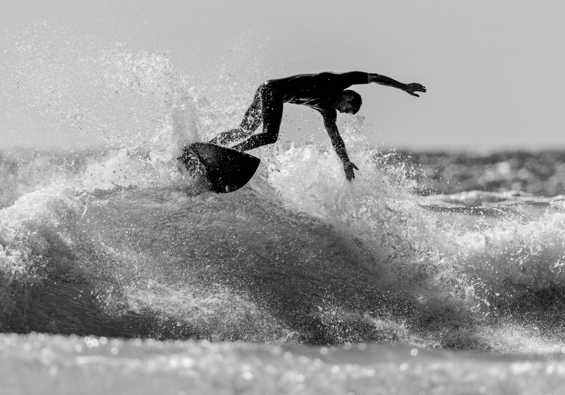 Surfista montando olas del océano