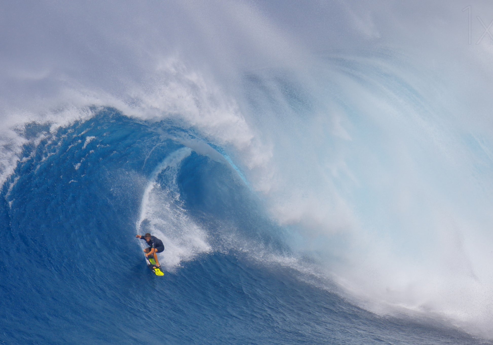 Surfista montando una gran ola
