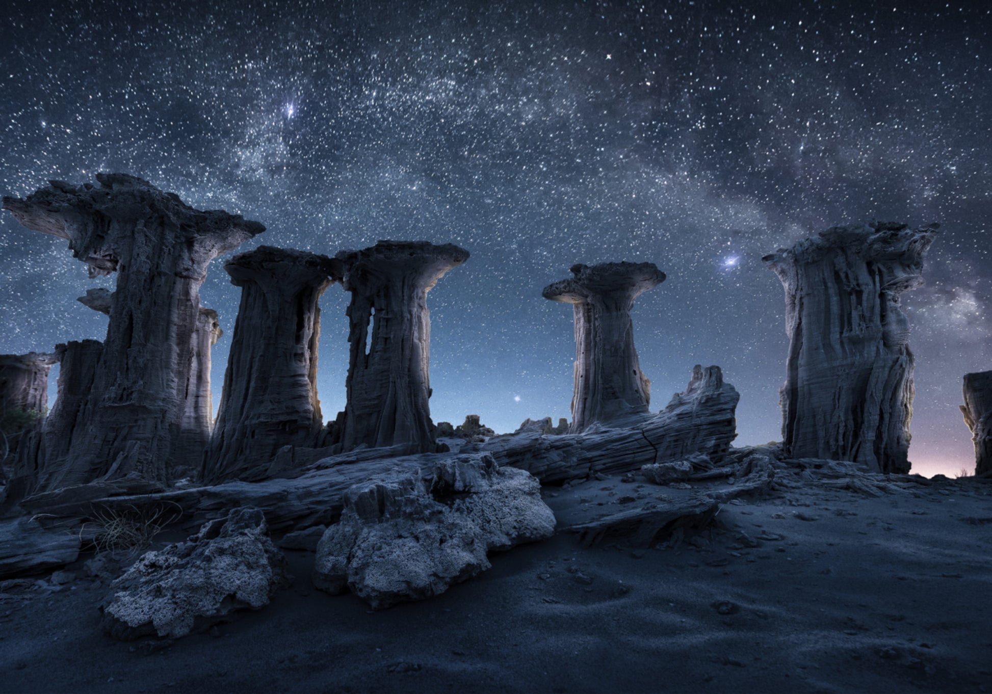 Formaciones del desierto iluminadas por las estrellas