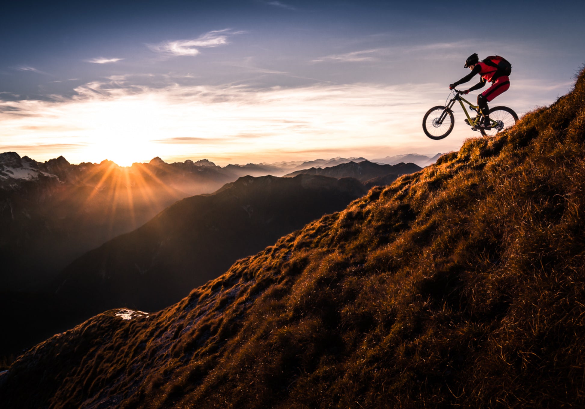 Aventura en bicicleta de montaña al atardecer