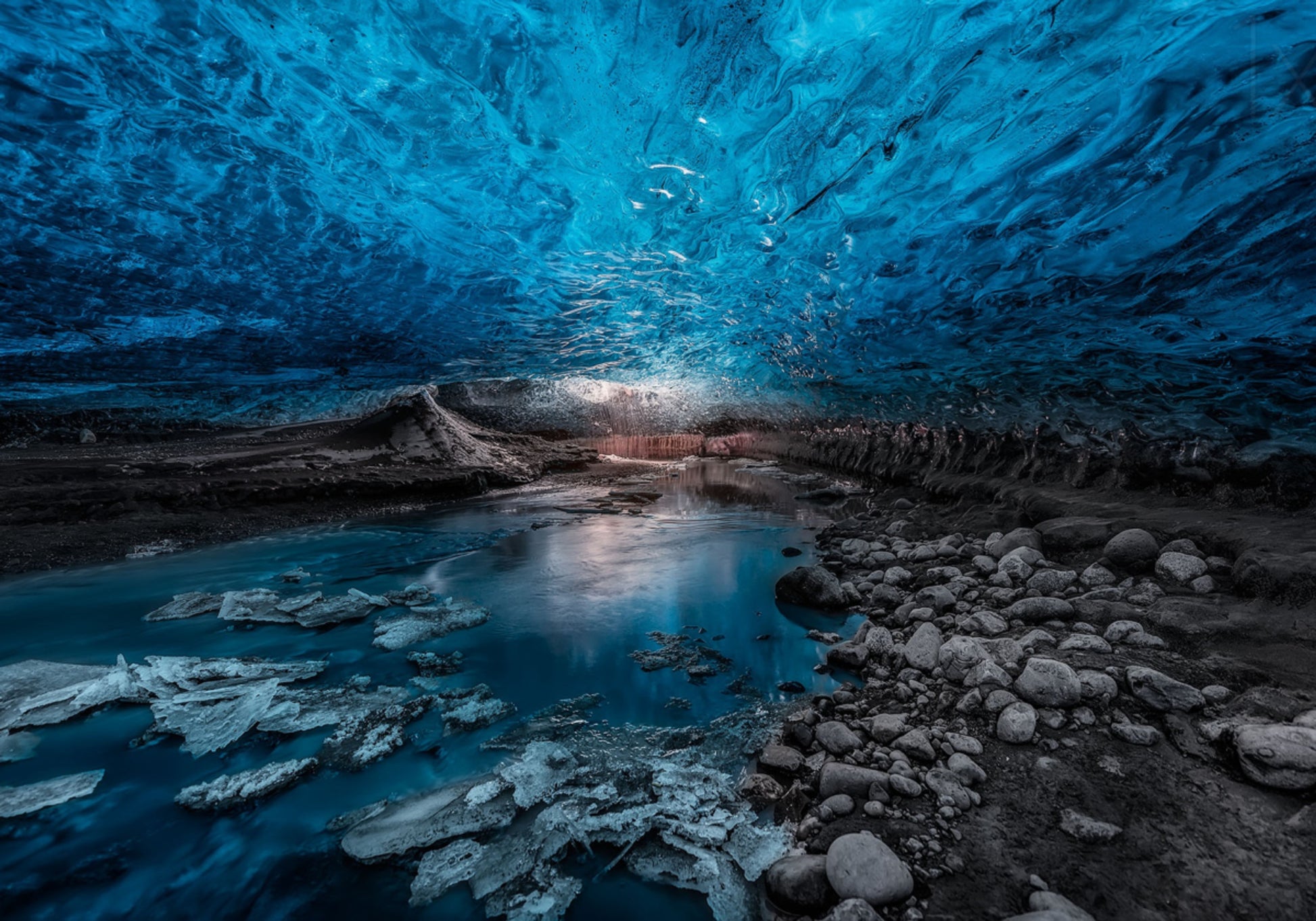 Arroyo de la cueva de hielo azul