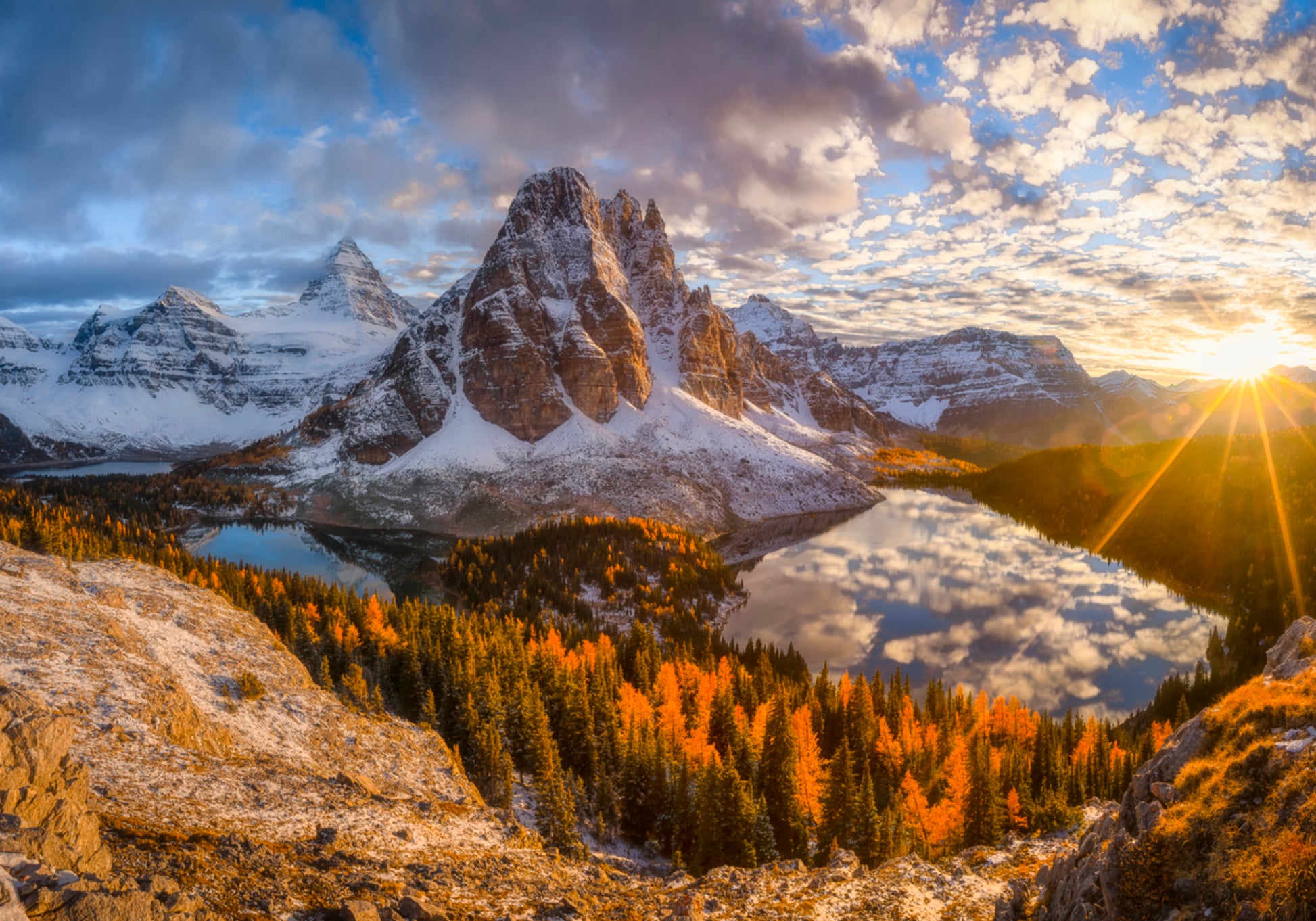 Amanecer en el lago Golden Mountain