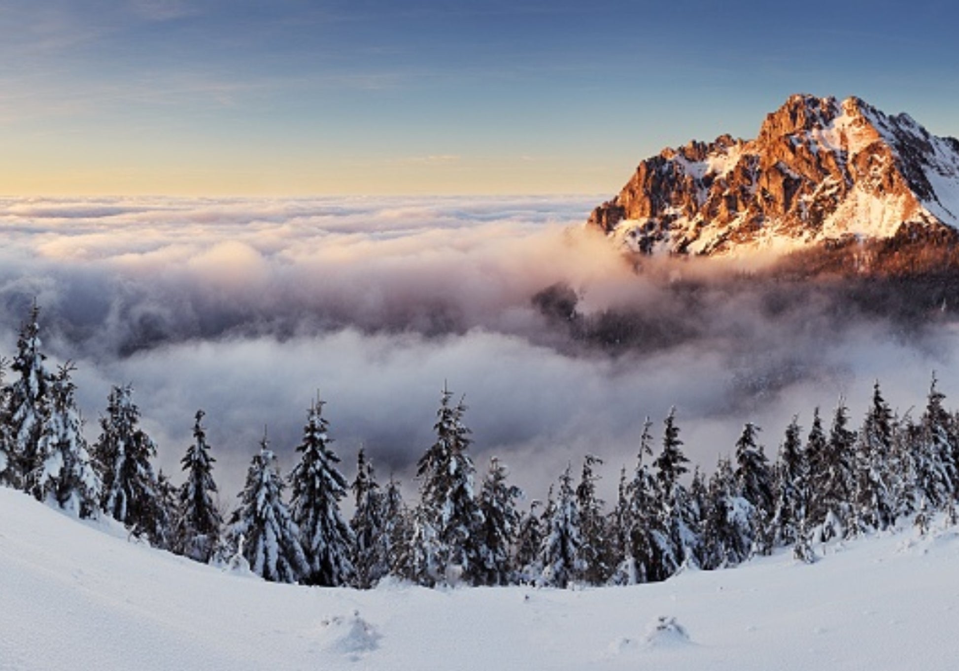 Montaña Dorada Sobre Las Nubes
