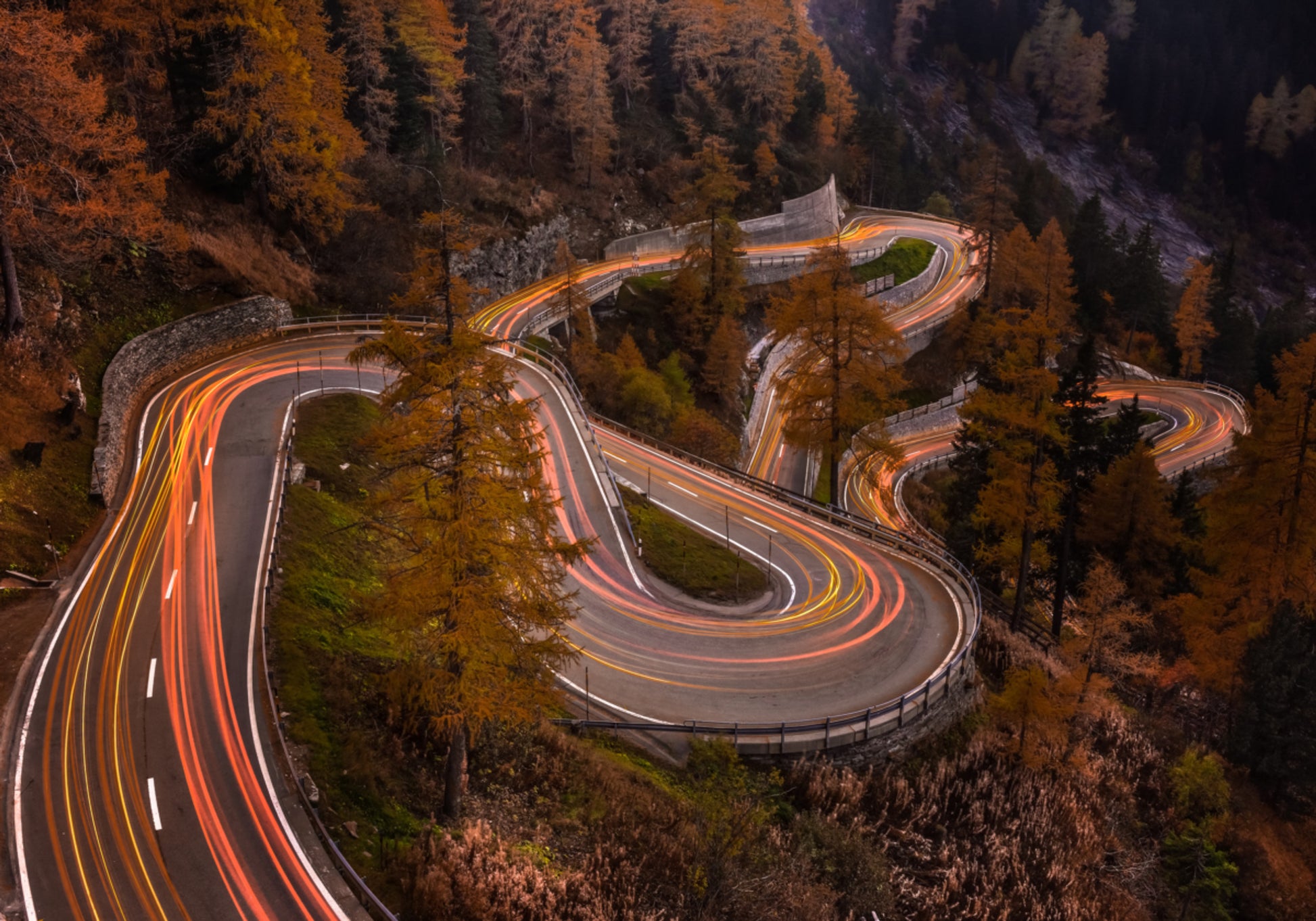 Senderos de luz de carretera de otoño