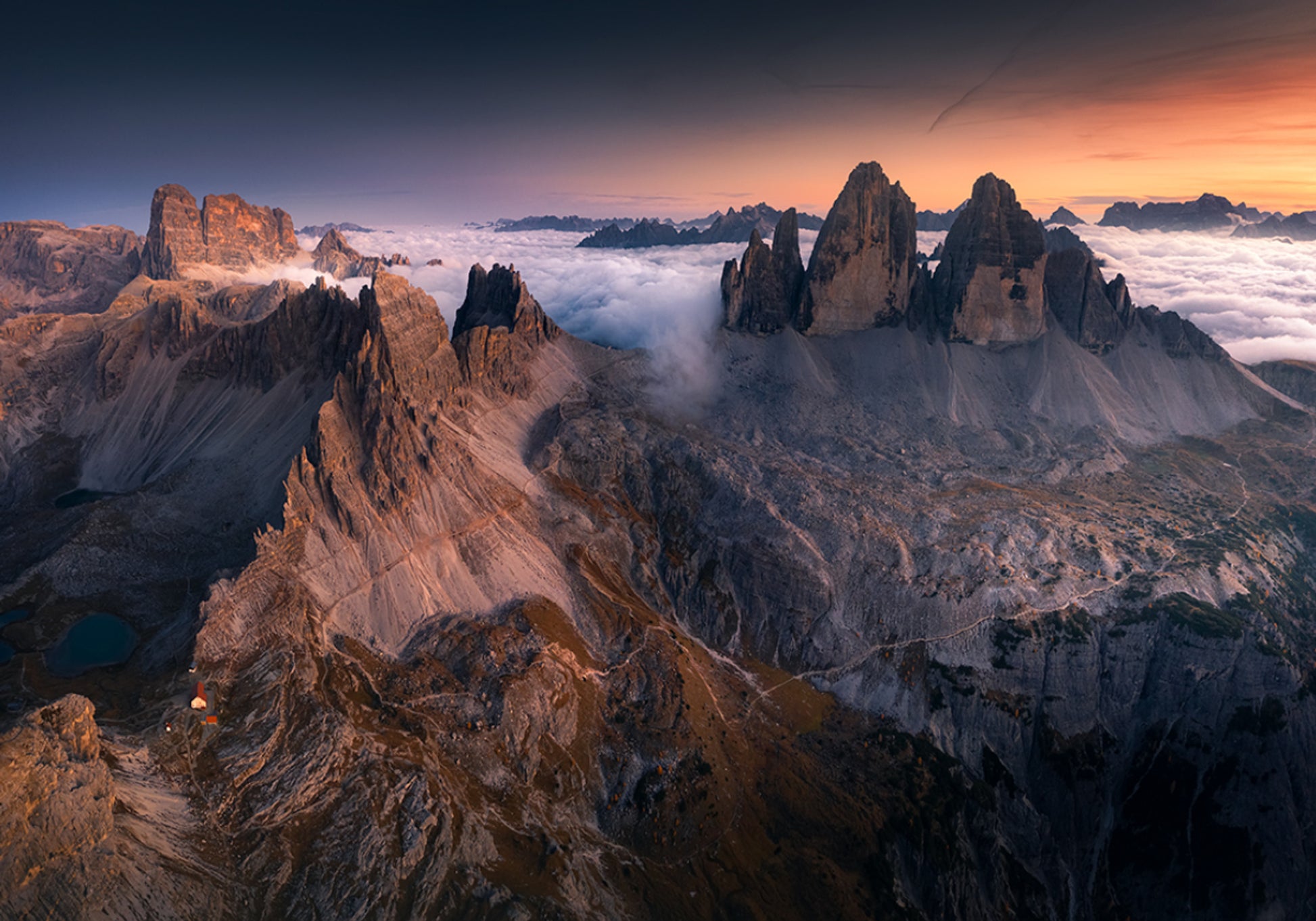 Picos majestuosos sobre las nubes