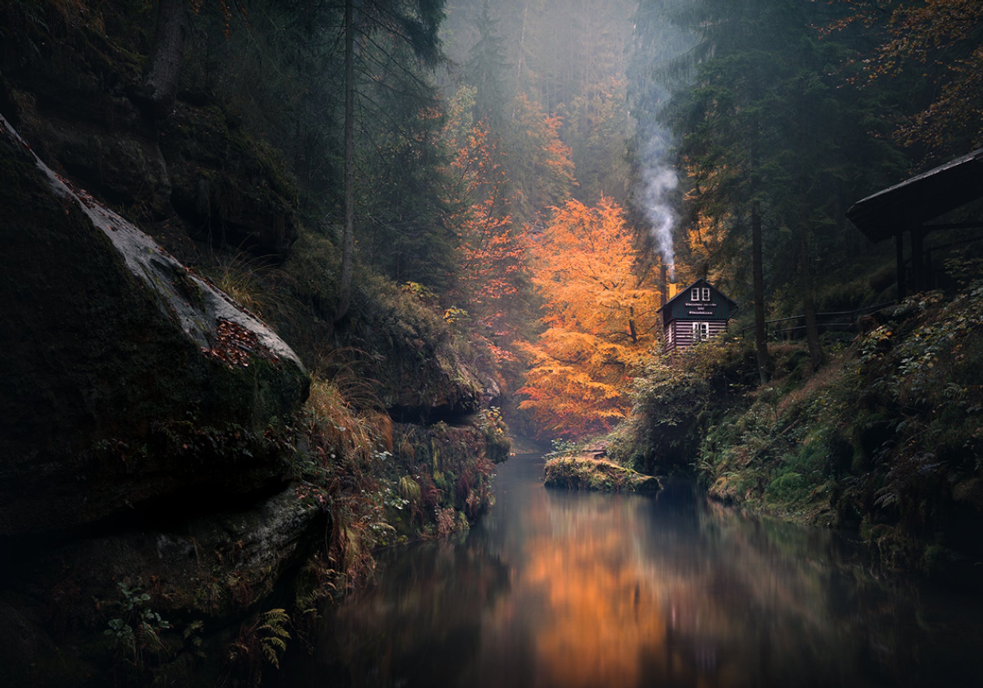 Cabaña de otoño brumoso