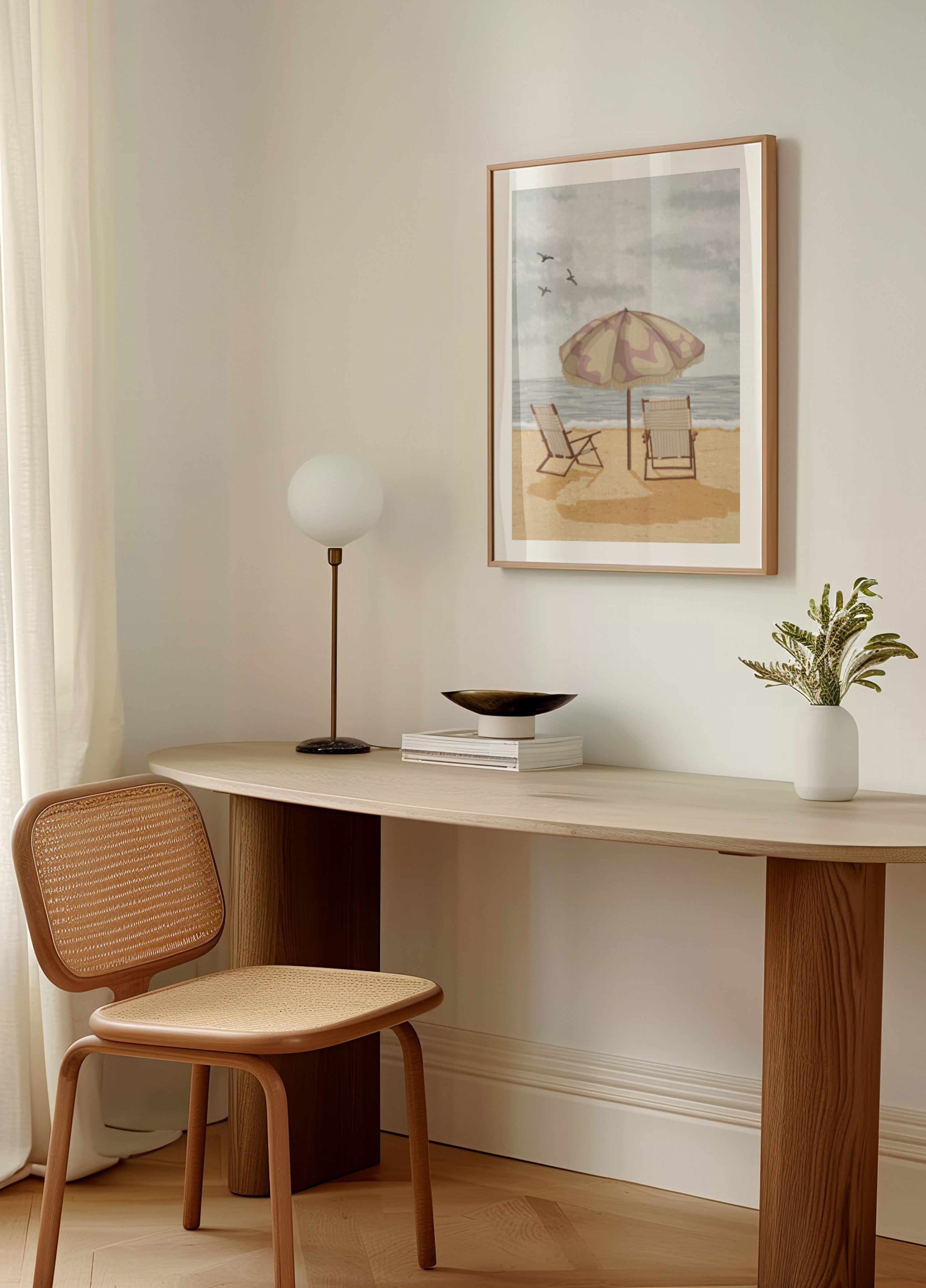 Sillas con sombrilla junto al mar
