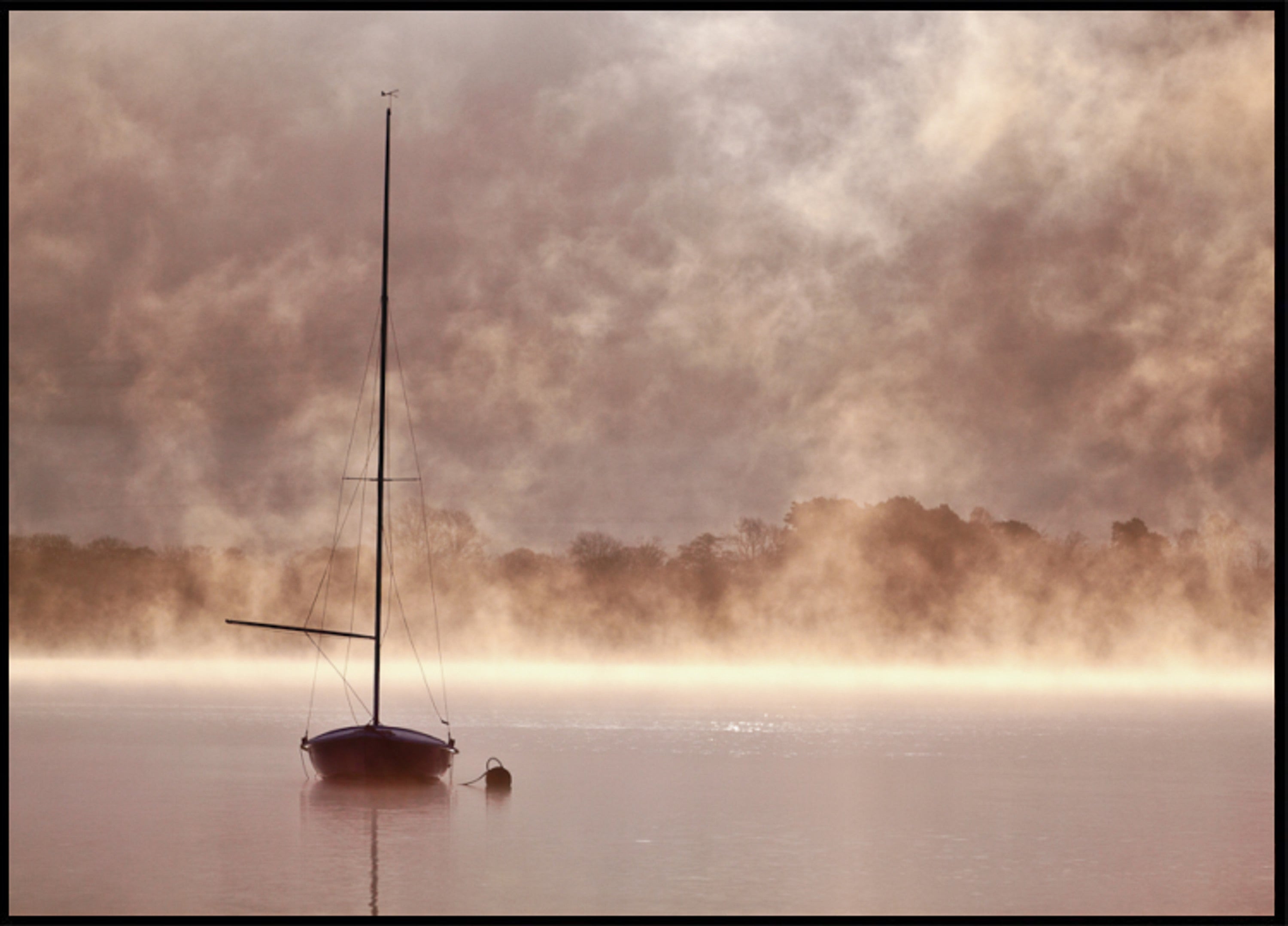 Velero de la mañana brumosa