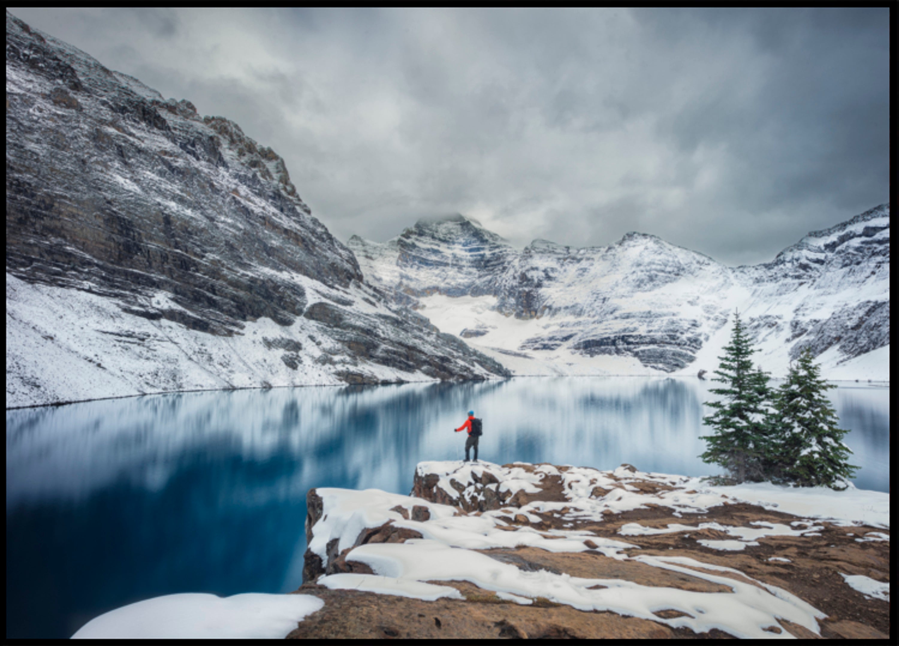 Caminante en el lago nevado