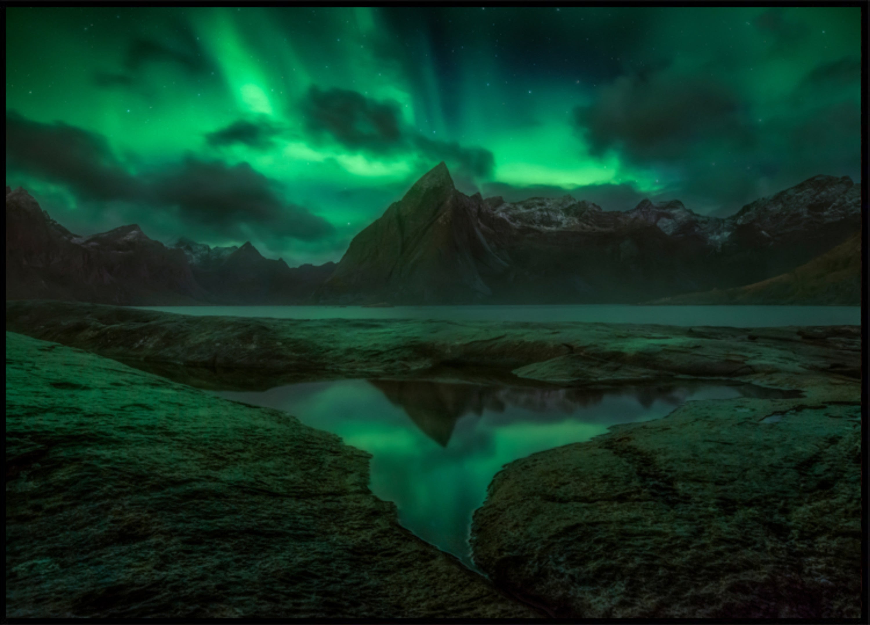Reflexión de la aurora boreal