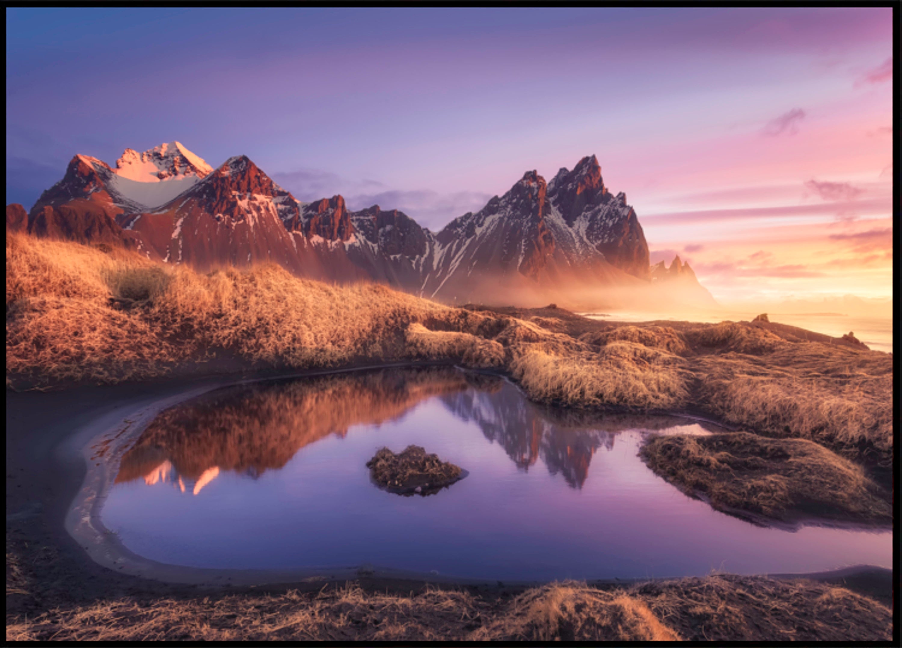 Atardecer reflejado en la montaña