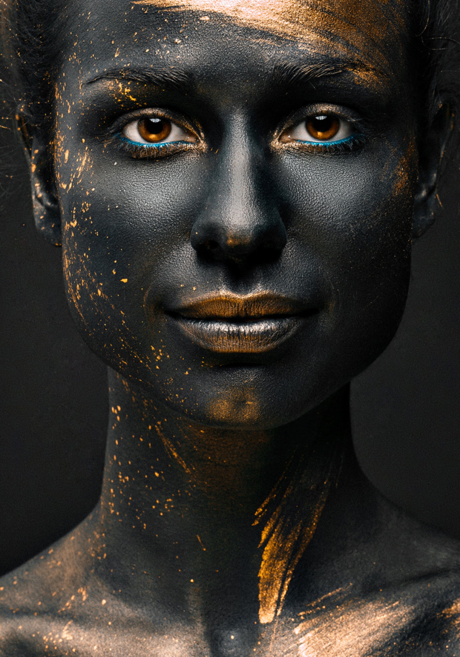 Retrato de salpicaduras de oro negro