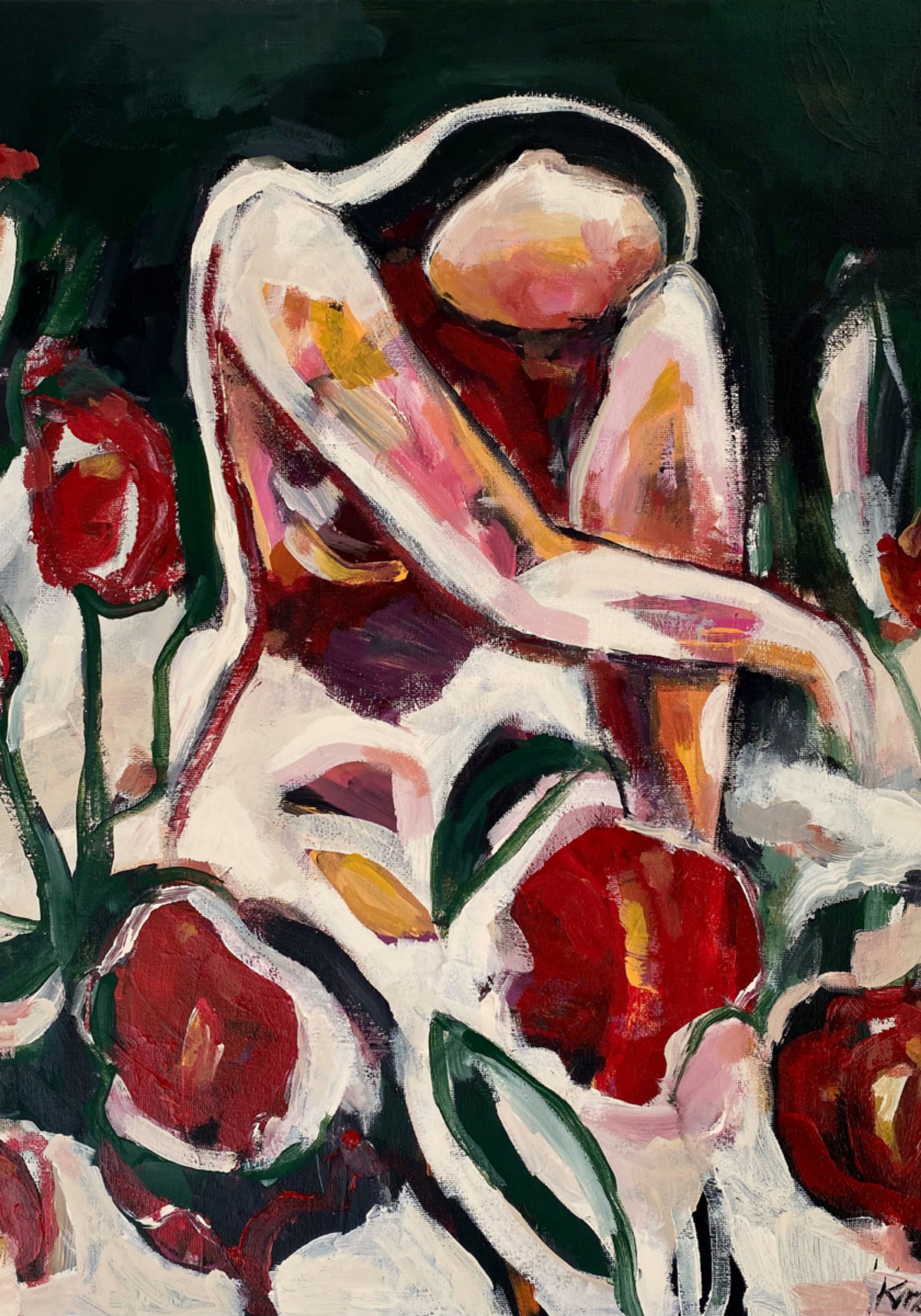 Mujer entre flores rojas