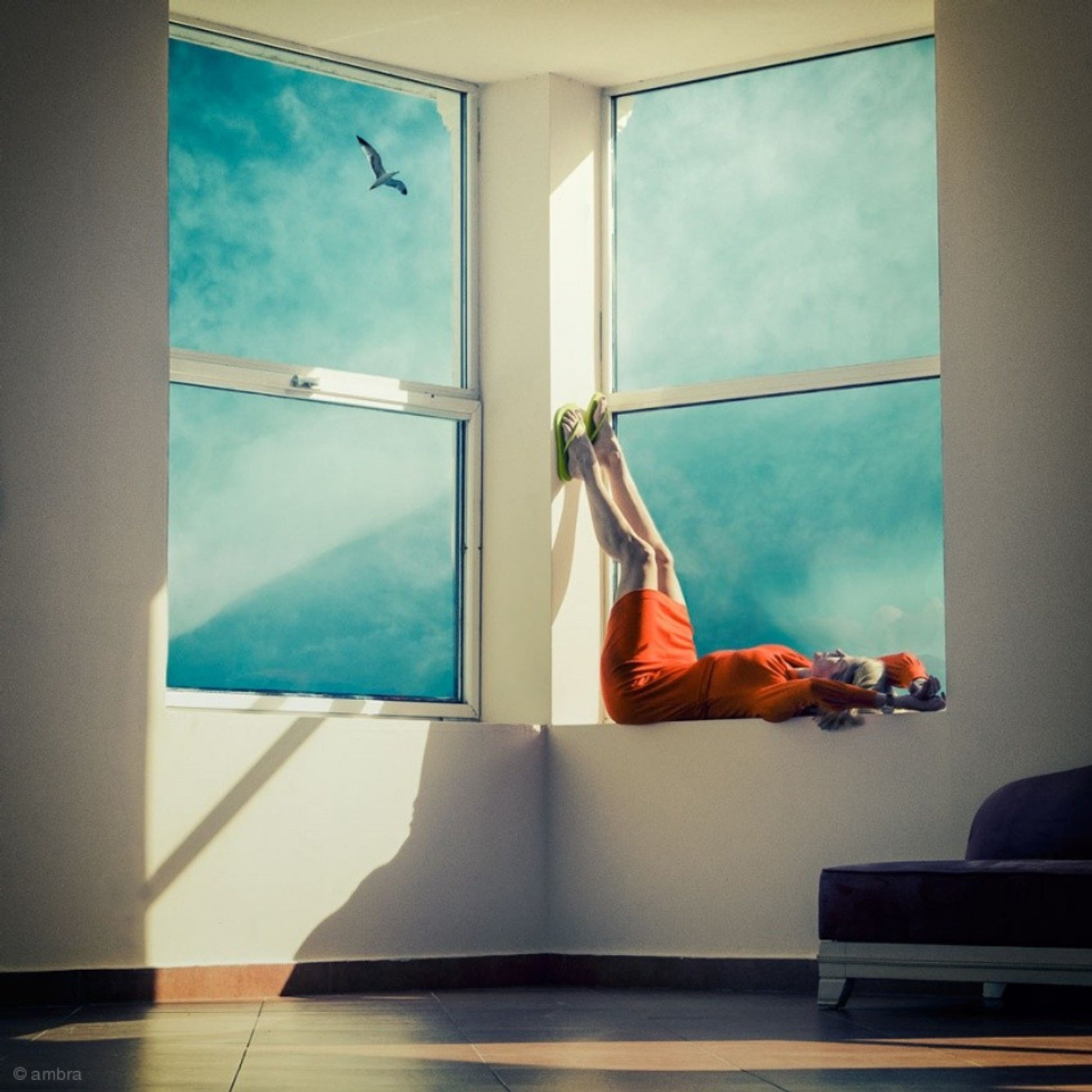 Vista de ventana con las piernas arriba