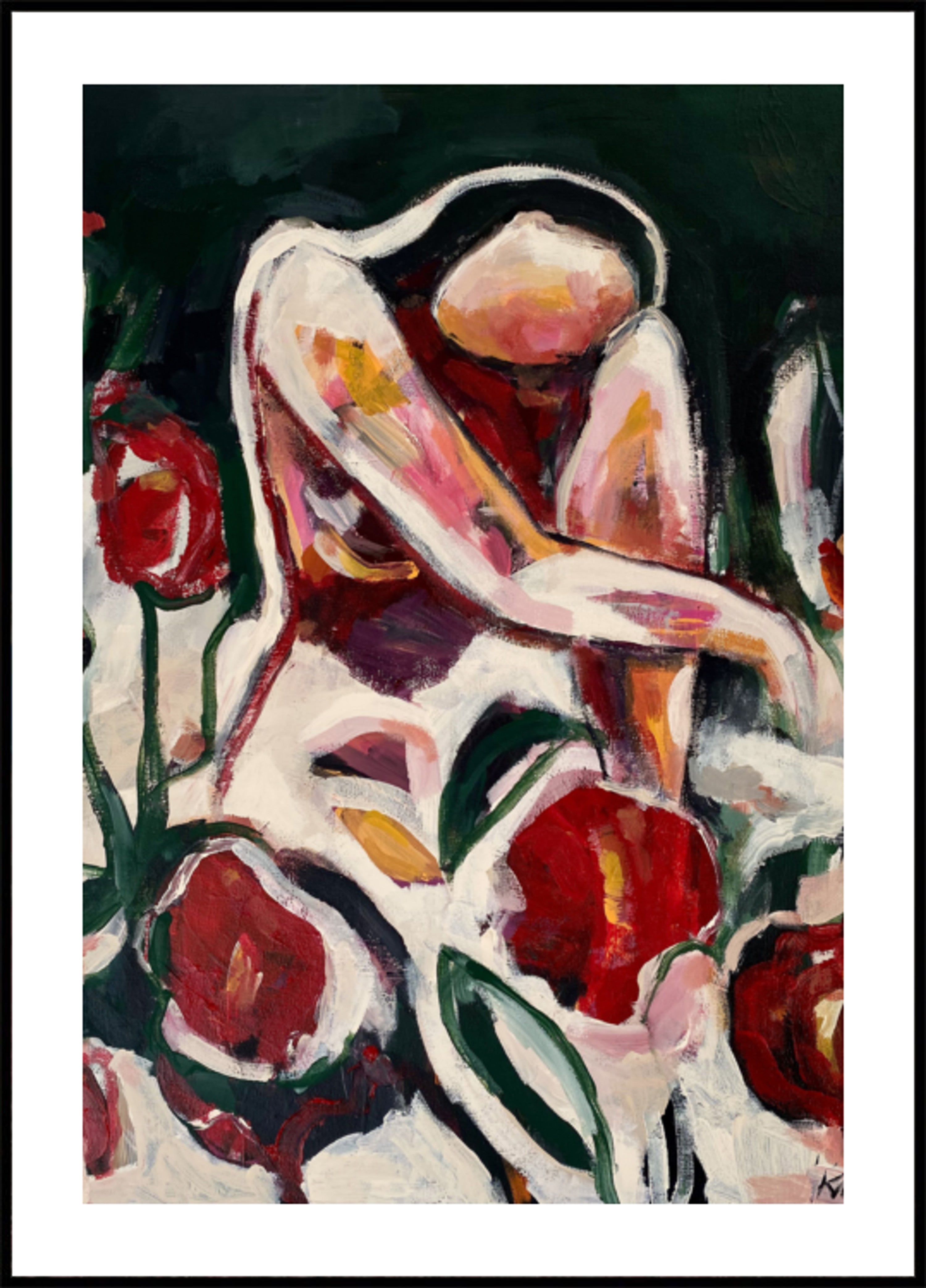 Mujer entre flores rojas