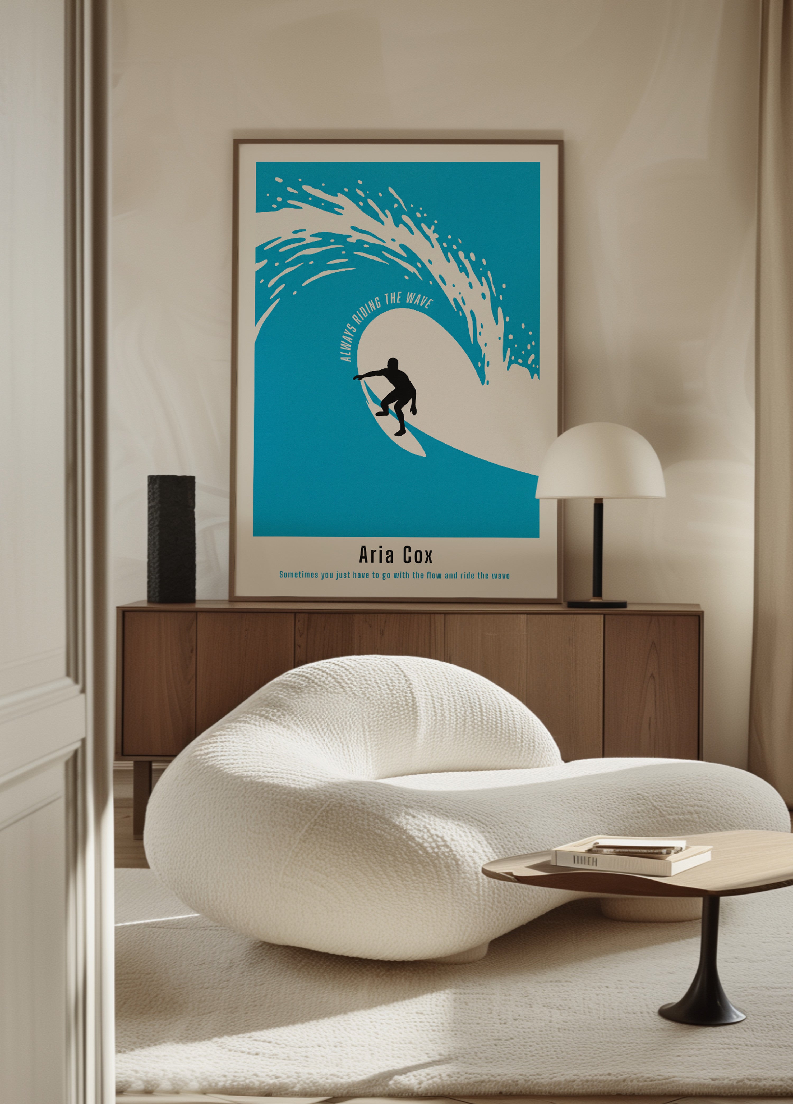 Póster surfista no personal de una ola.