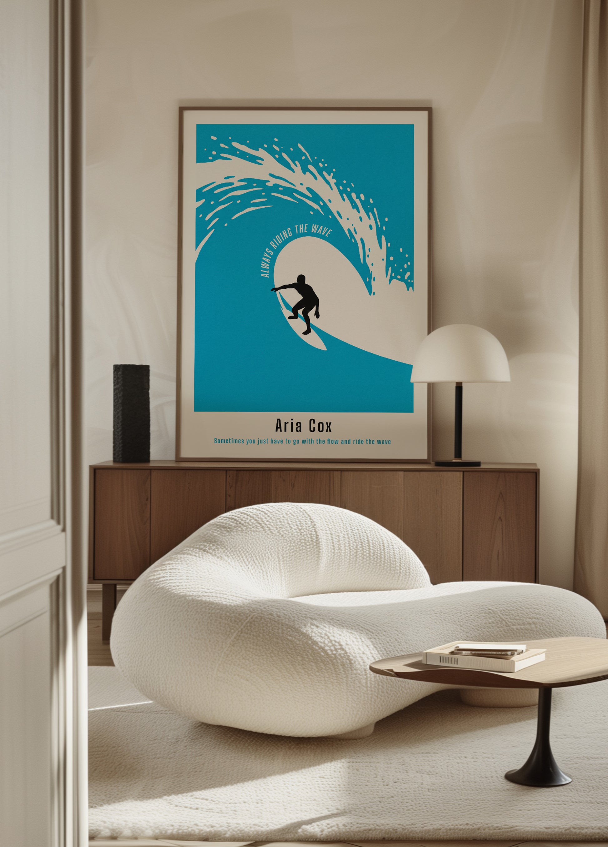 Póster surfista no personal de una ola.