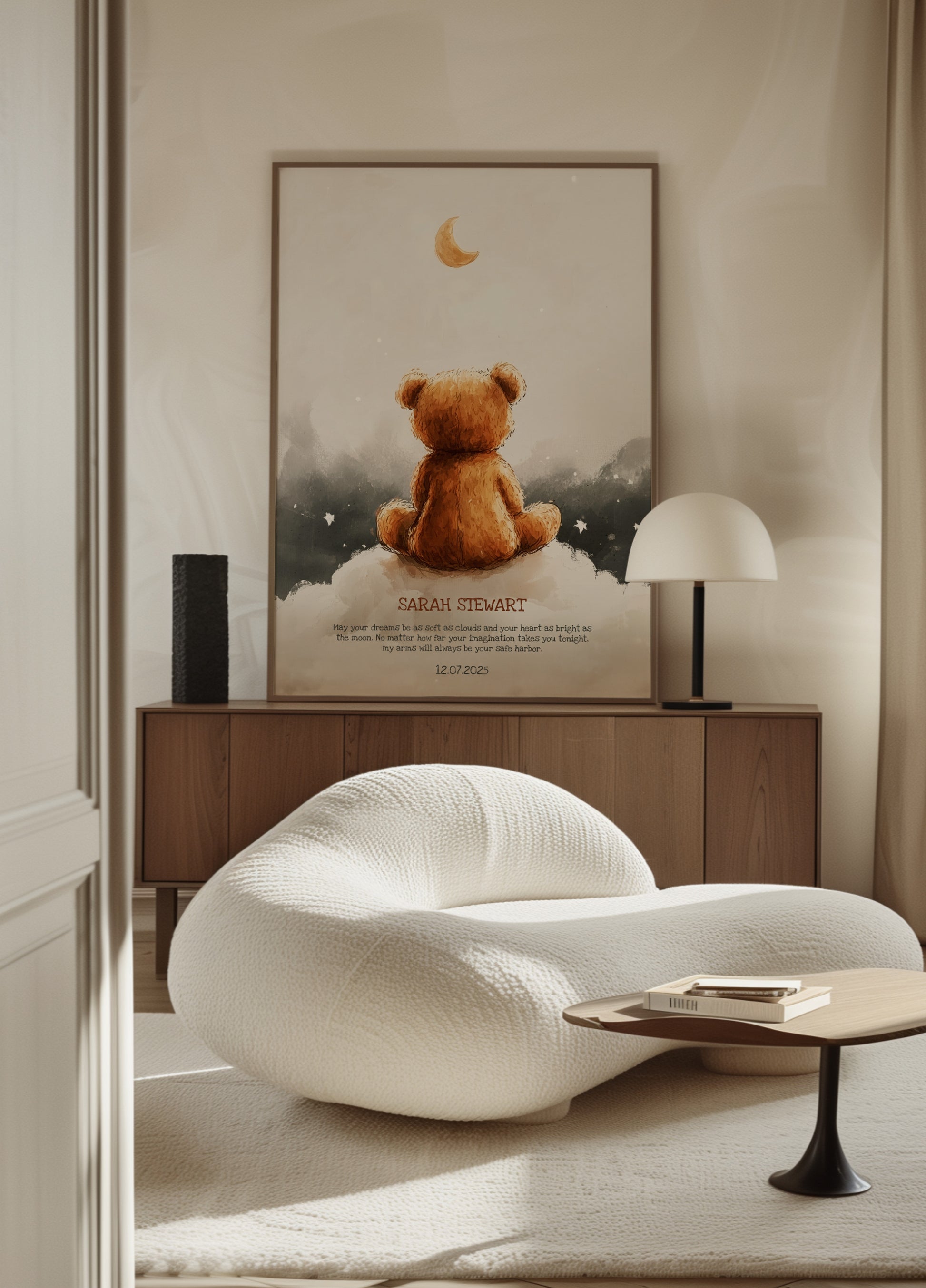 Oso de peluche impersonal bajo la luna creciente