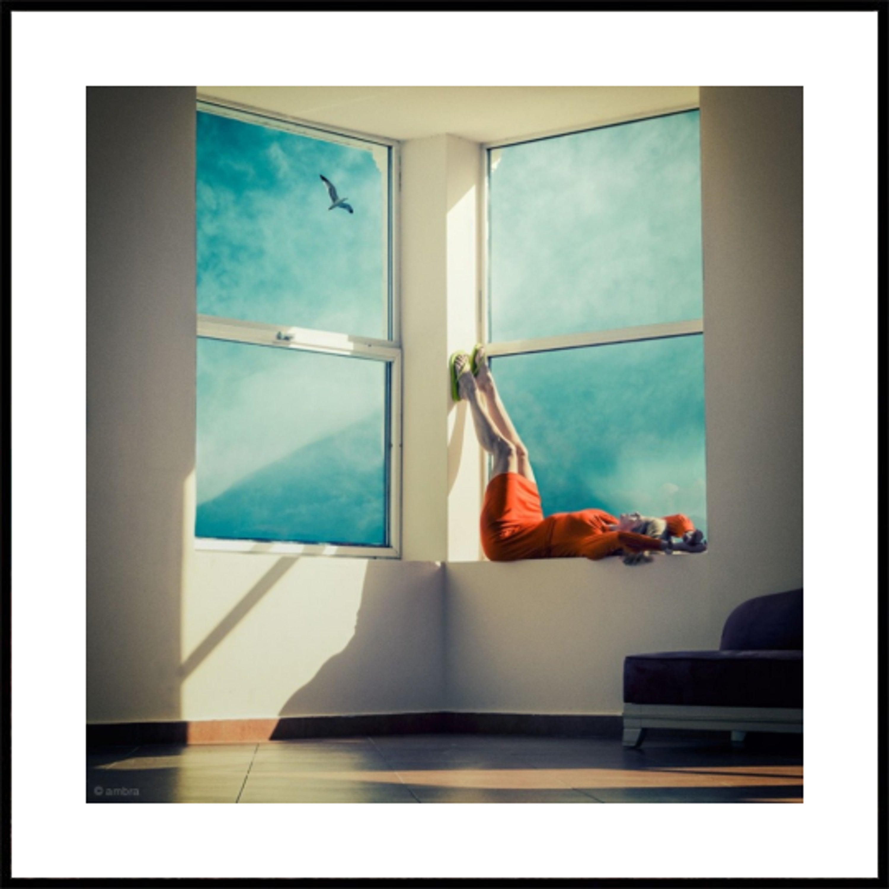 Vista de ventana con las piernas arriba