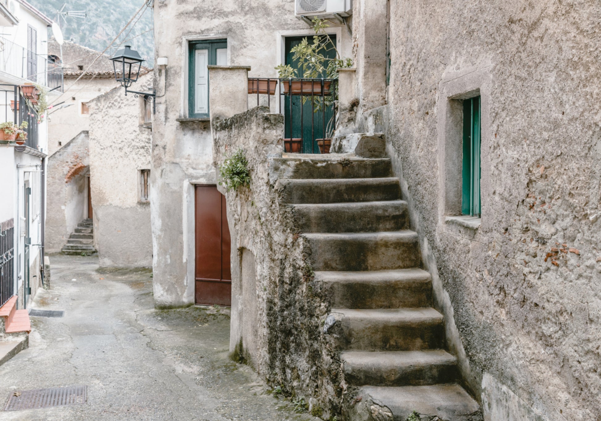 Camino de pueblo italiano con encanto