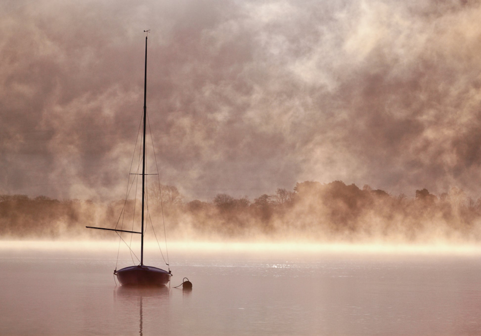 Velero de la mañana brumosa