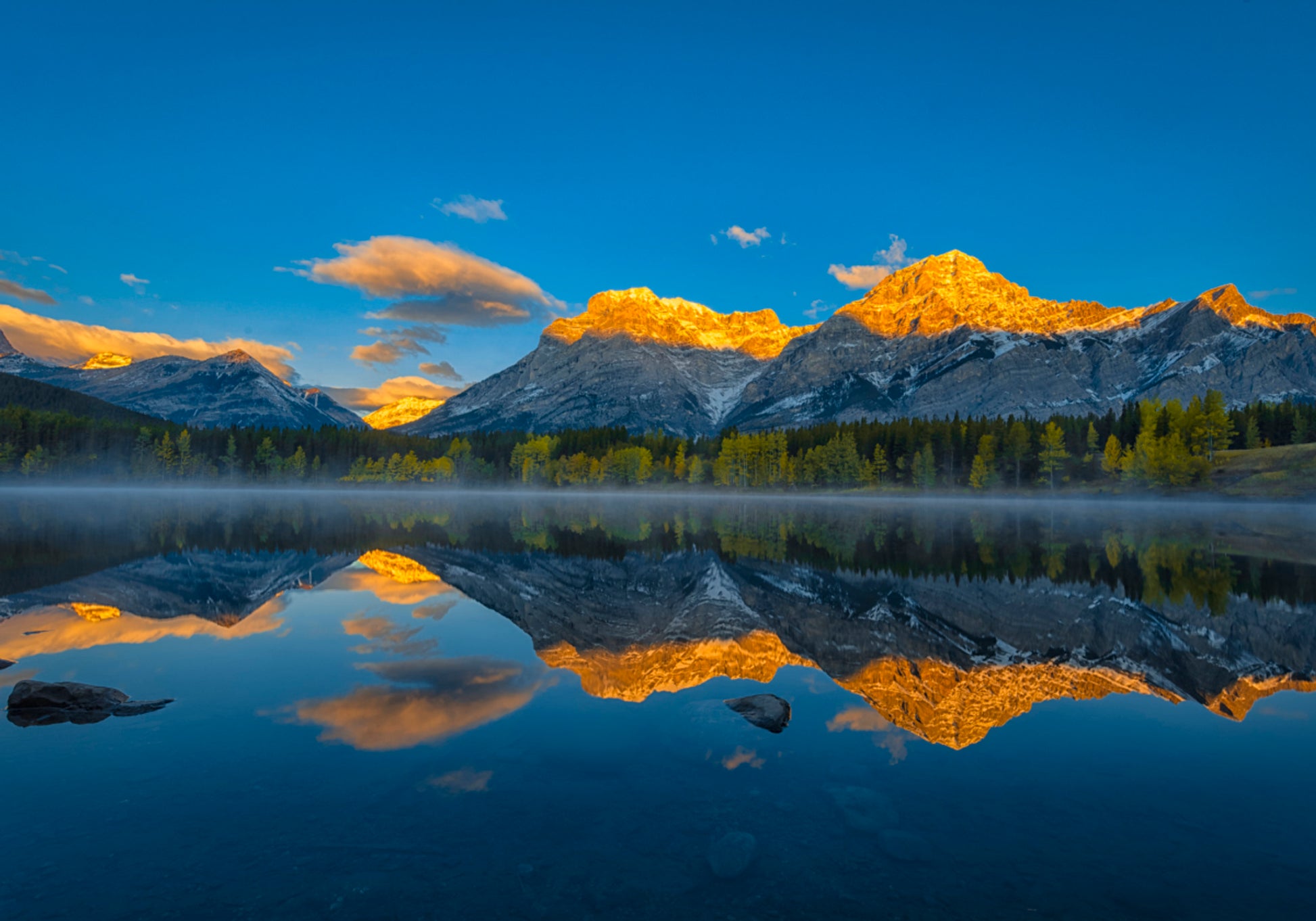 Reflejos de la montaña dorada