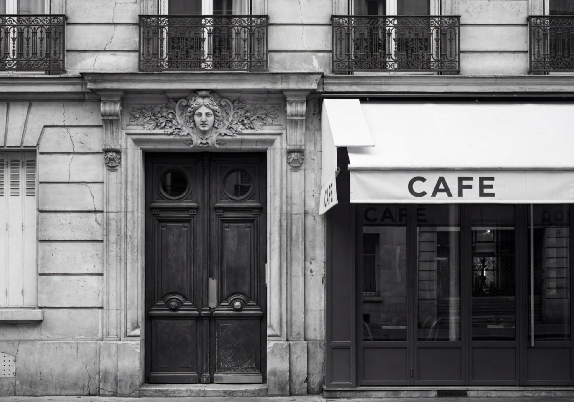 Fachada del café parisino