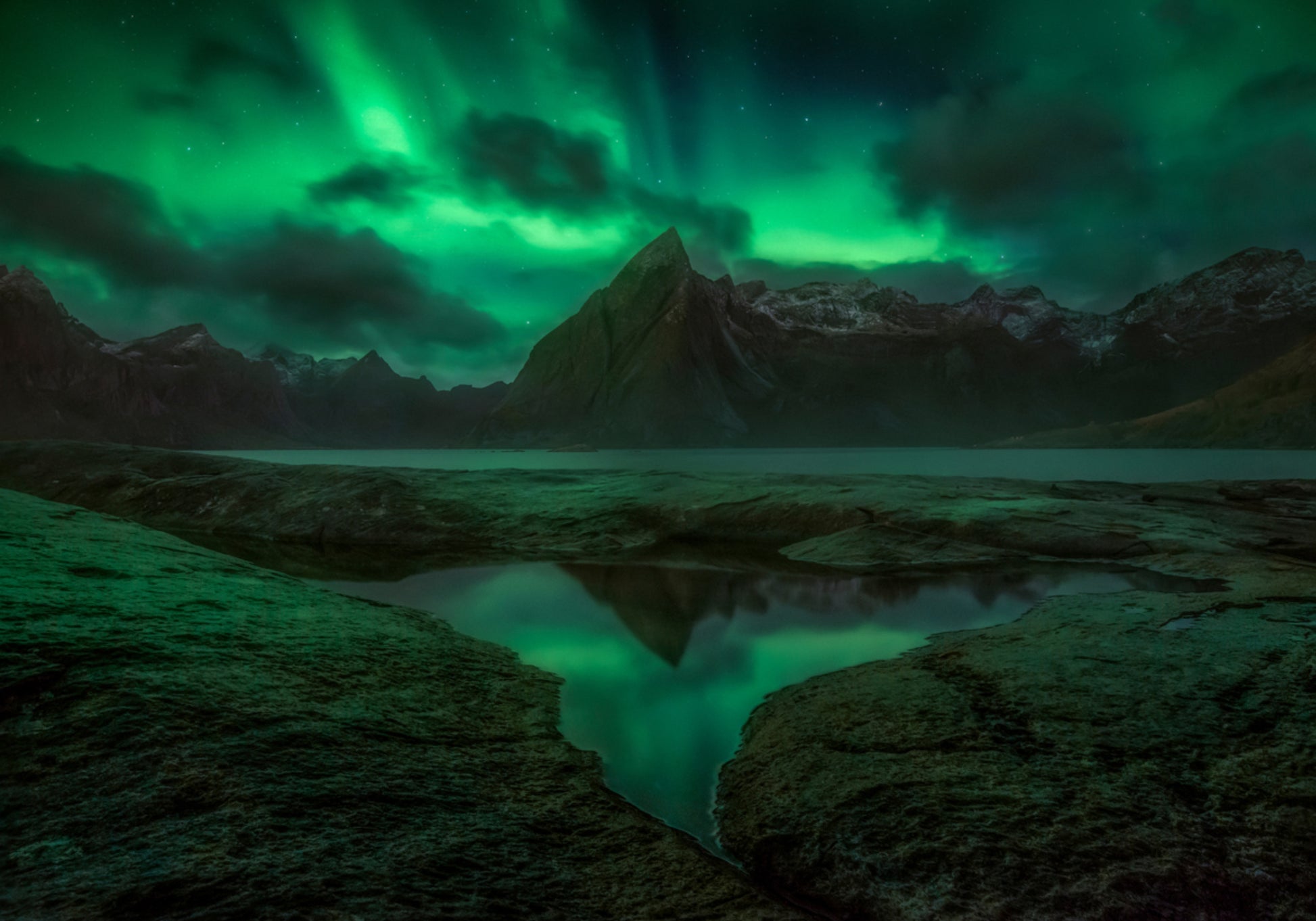 Reflexión de la aurora boreal
