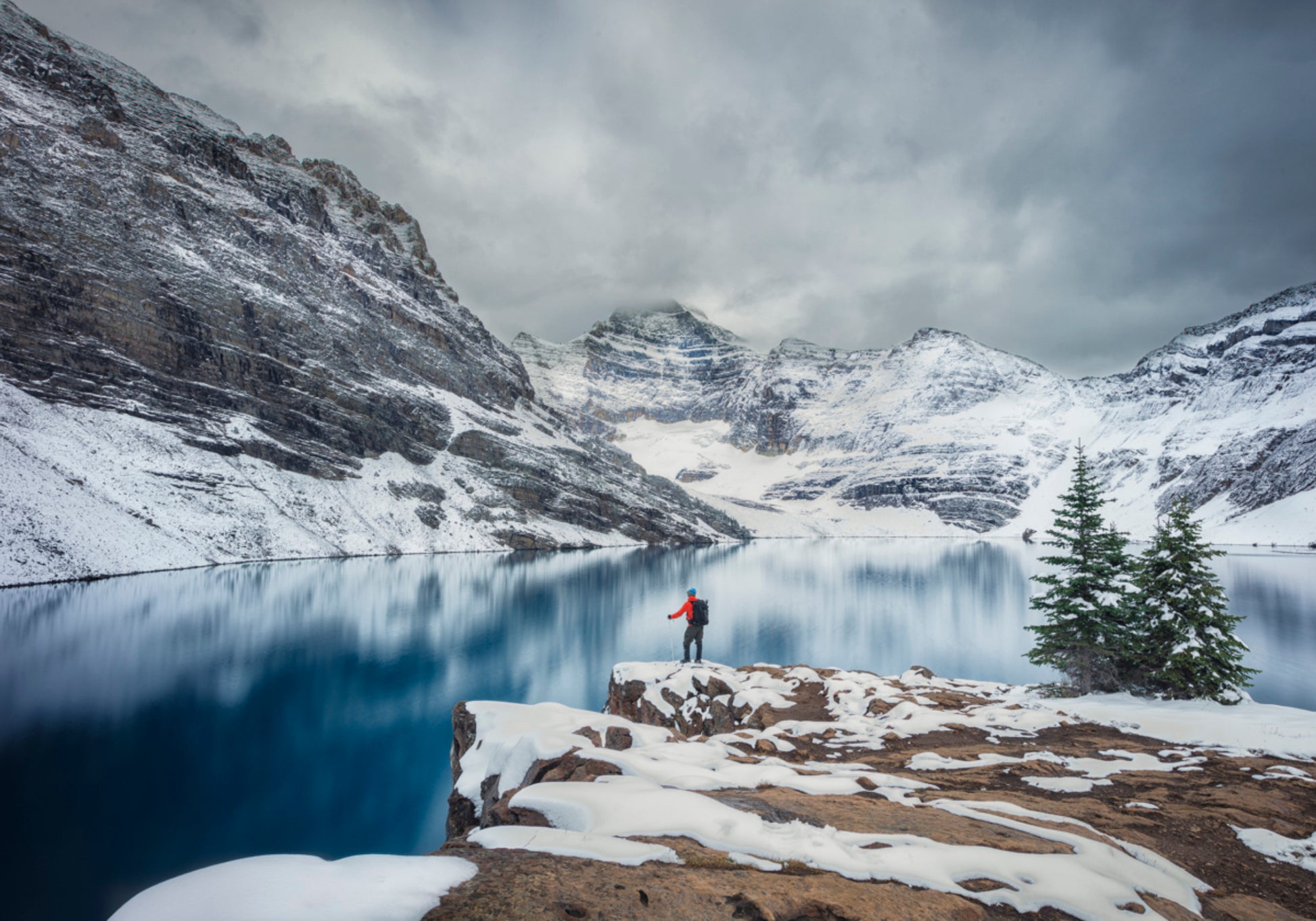Caminante en el lago nevado