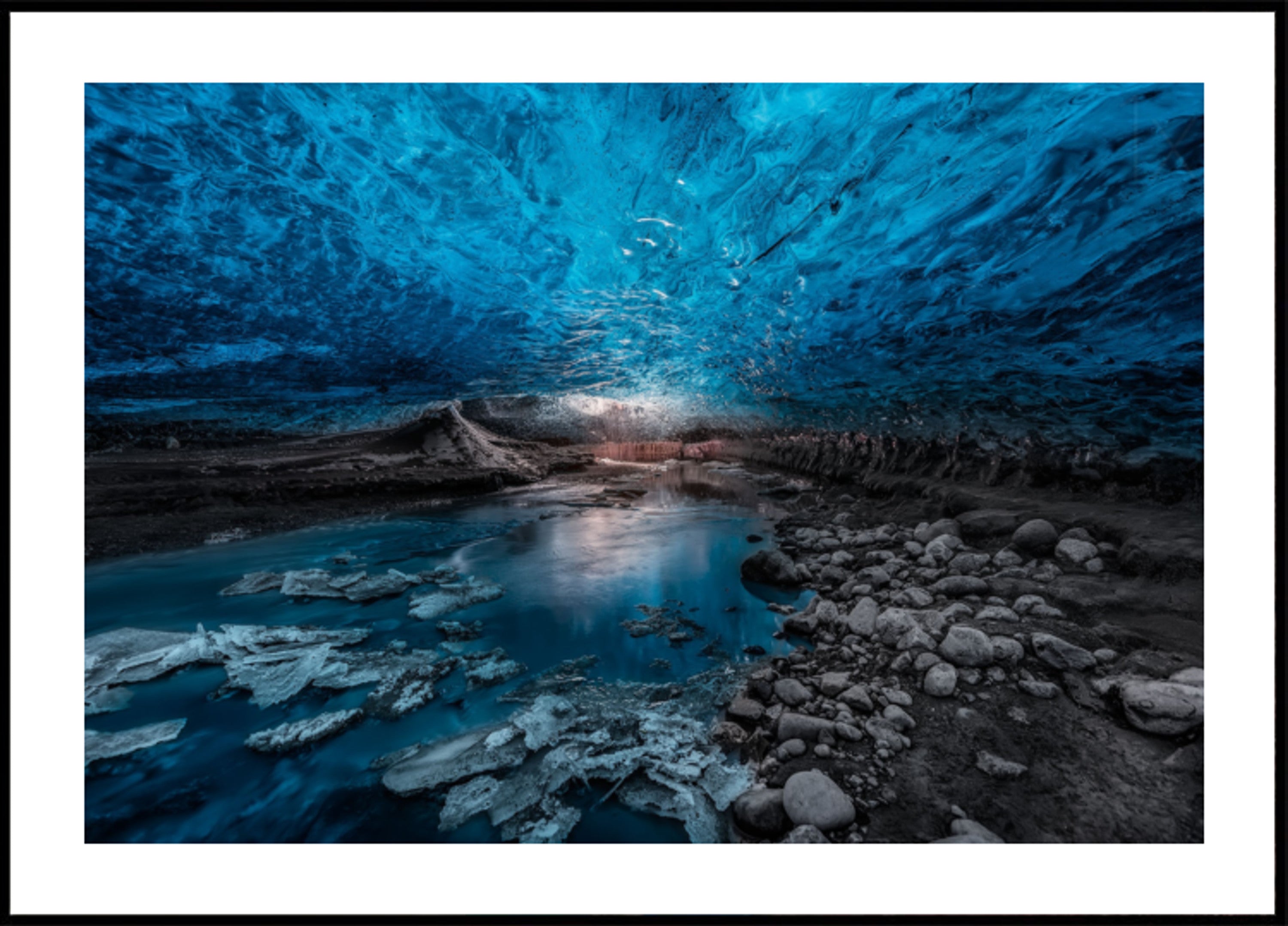 Arroyo de la cueva de hielo azul