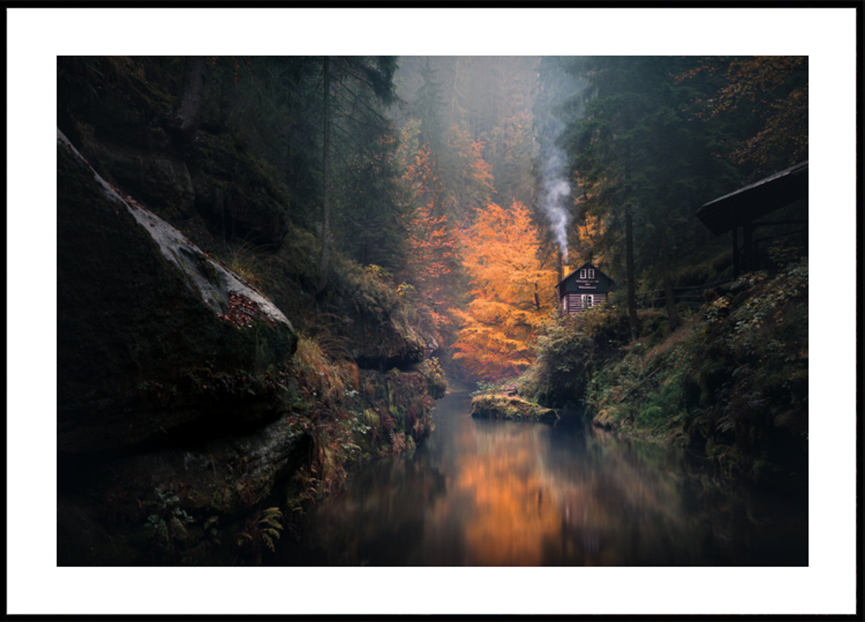 Cabaña de otoño brumoso