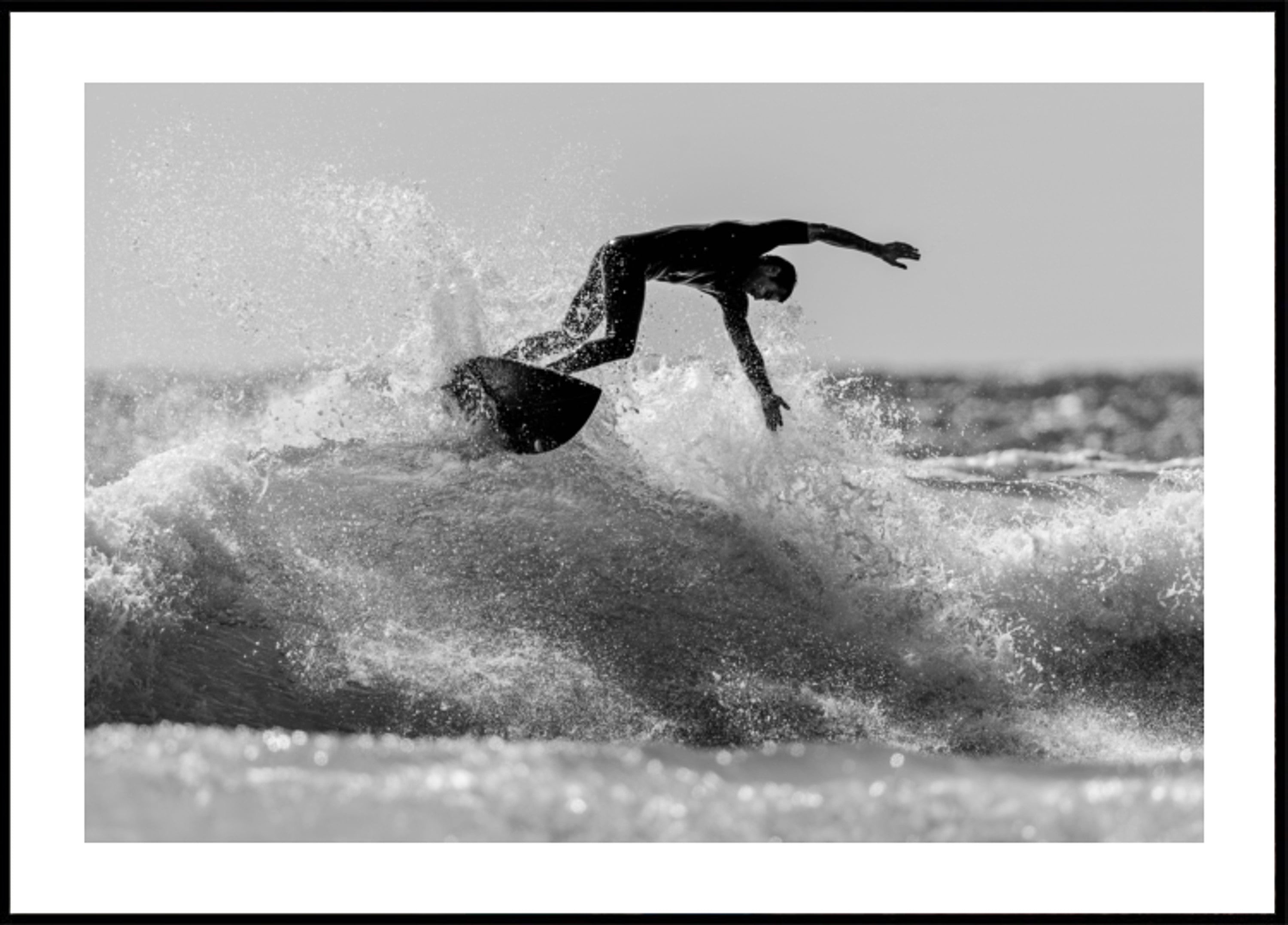 Surfista montando olas del océano