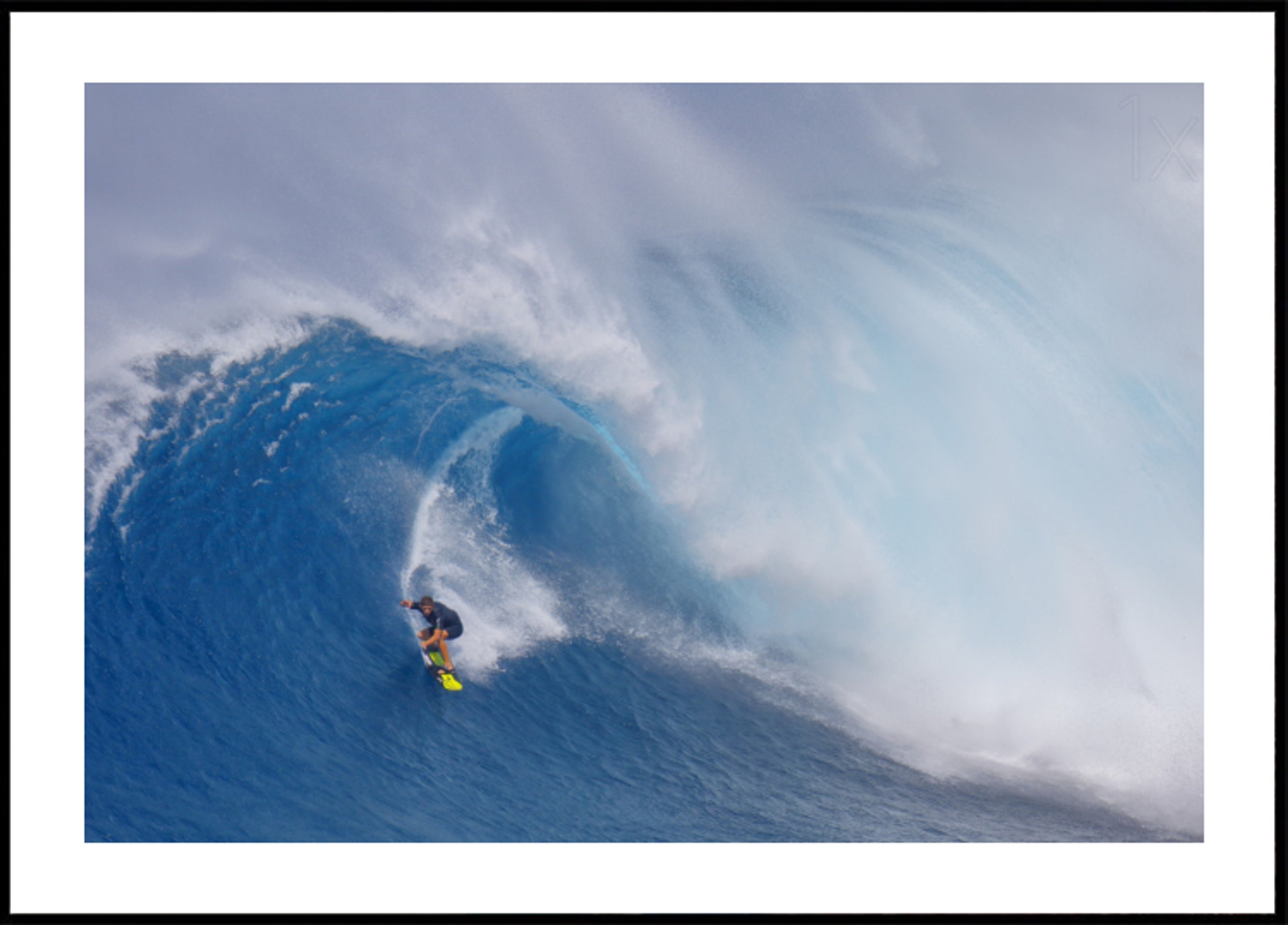 Surfista montando una gran ola