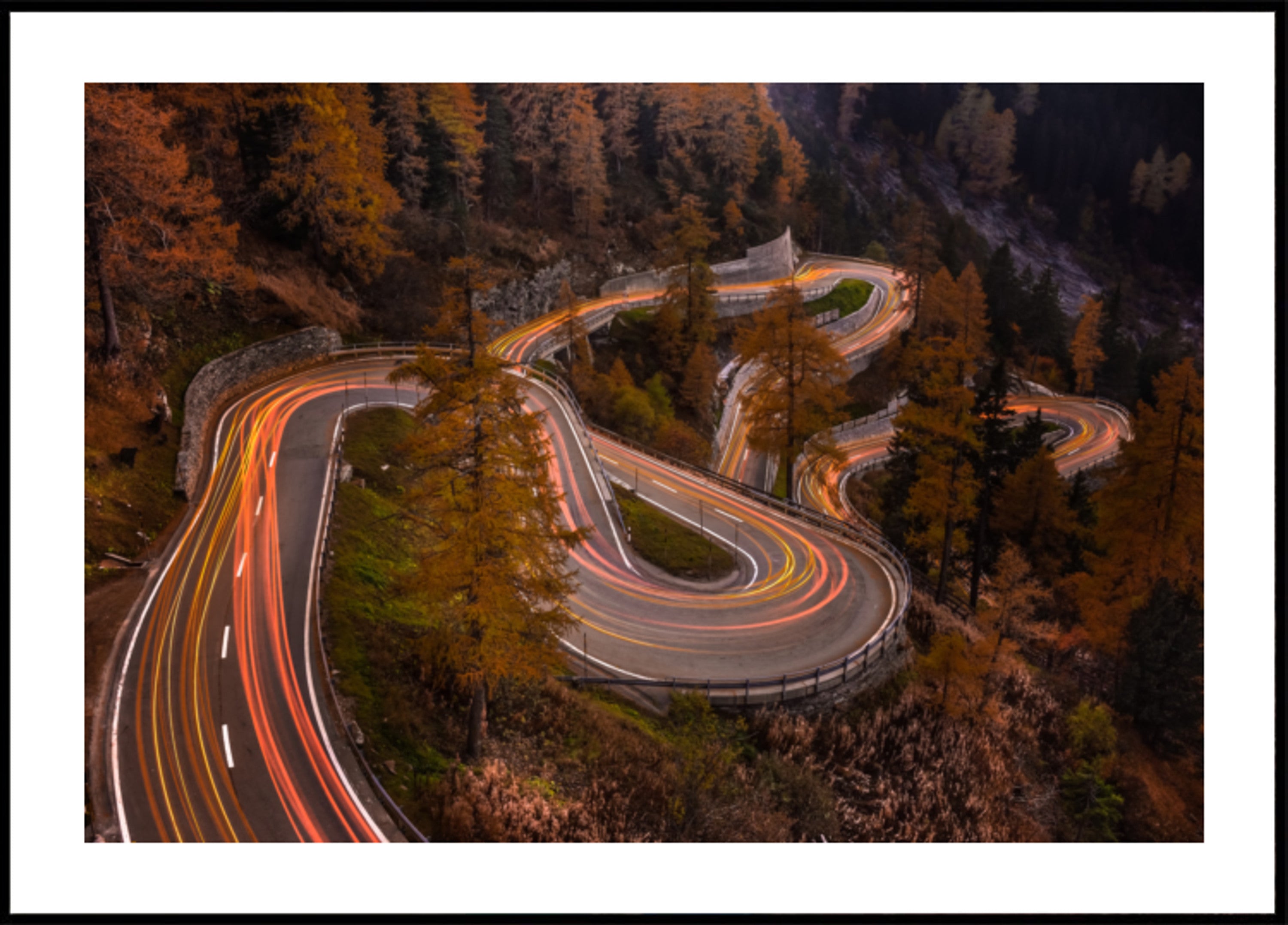 Senderos de luz de carretera de otoño