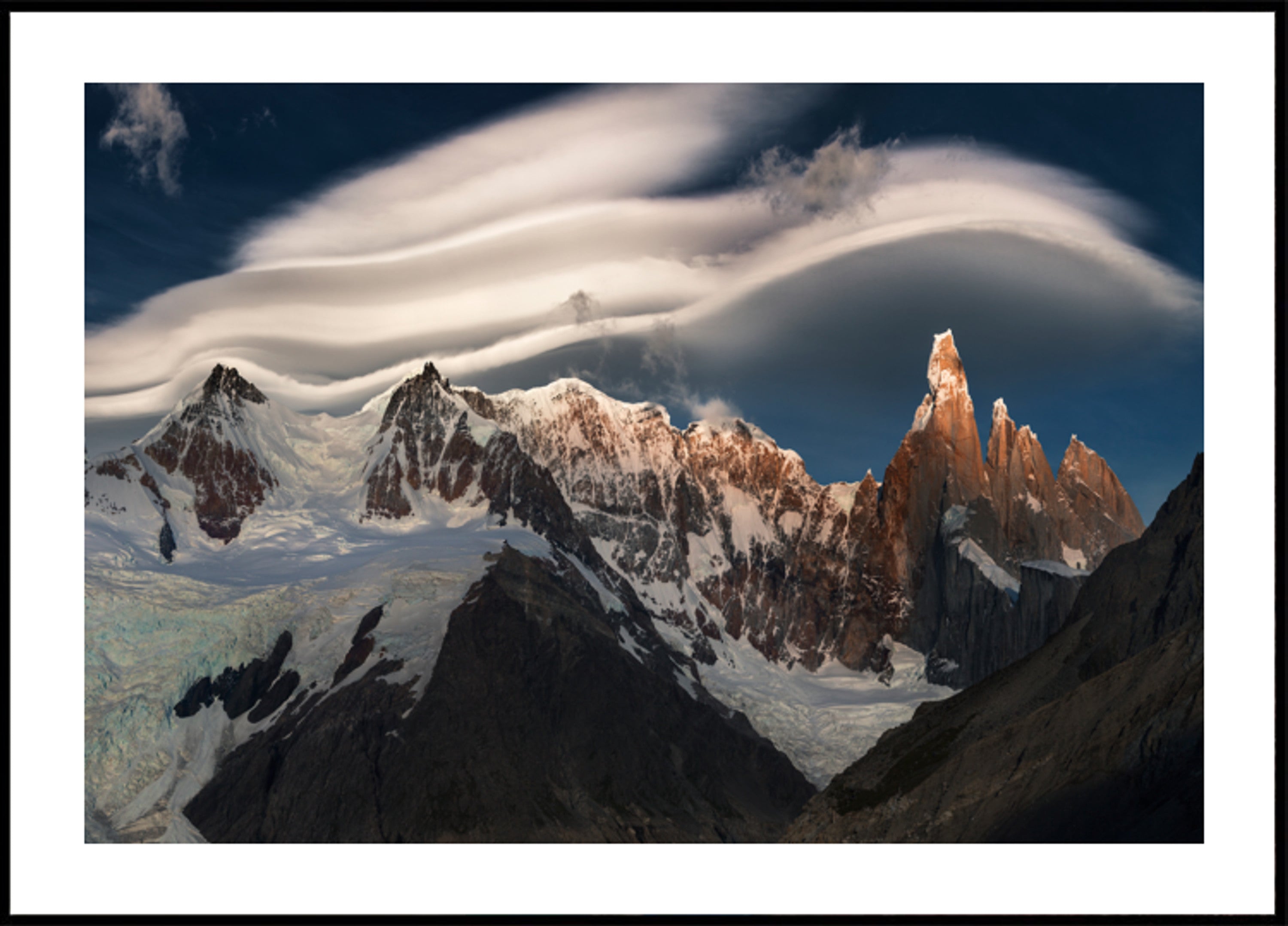 Nube lenticular de picos dorados