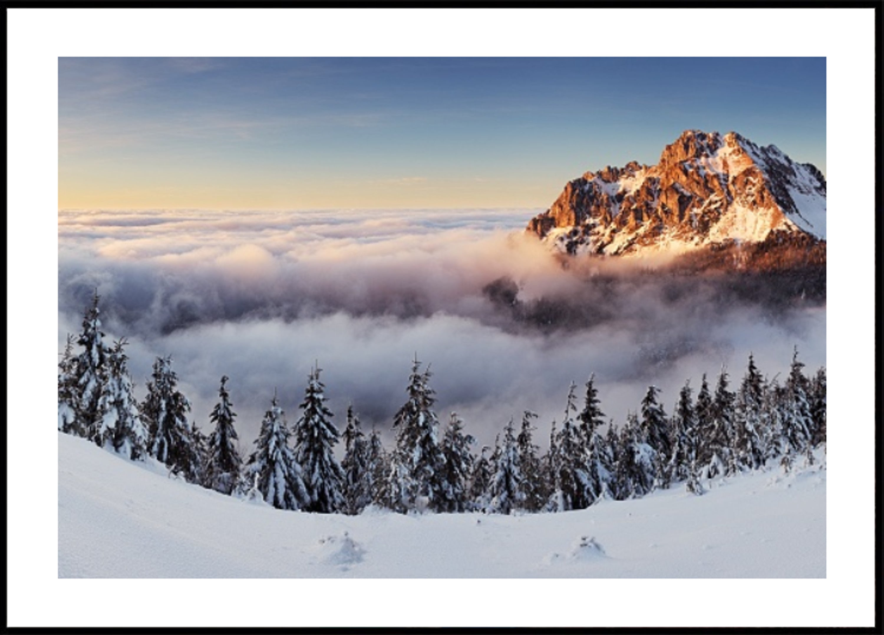 Montaña Dorada Sobre Las Nubes