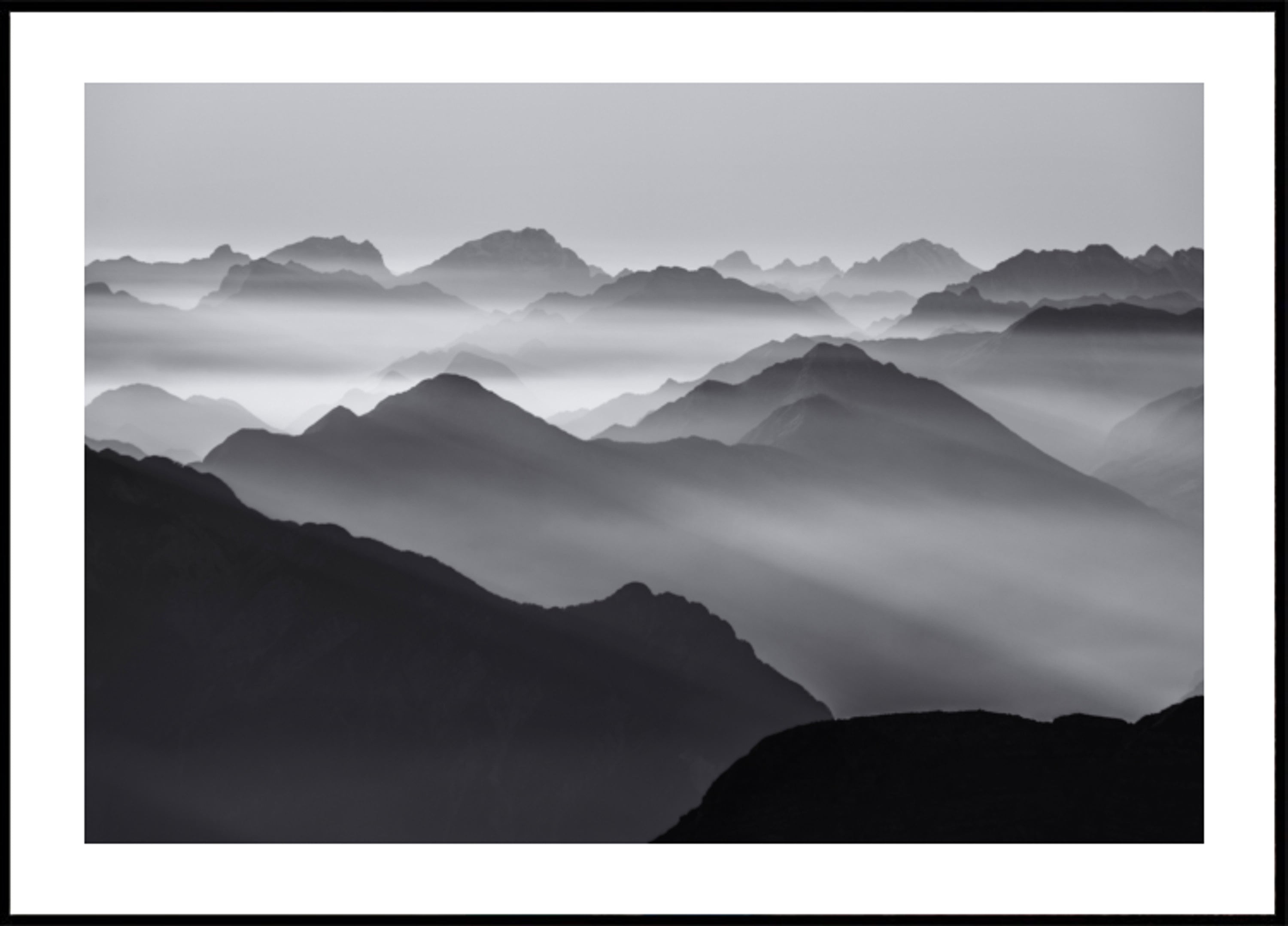 Luz de montaña brumosa