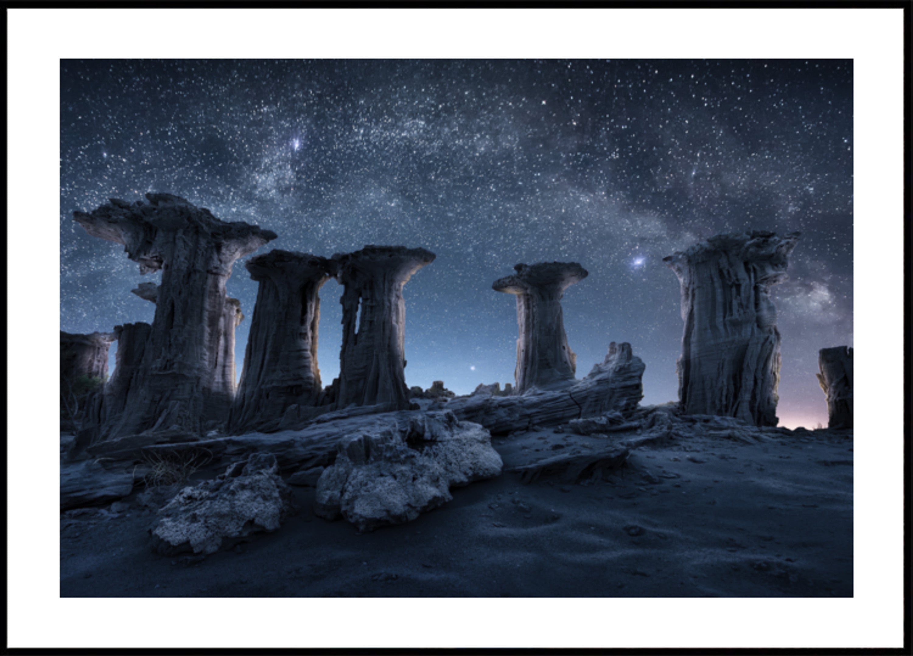 Formaciones del desierto iluminadas por las estrellas