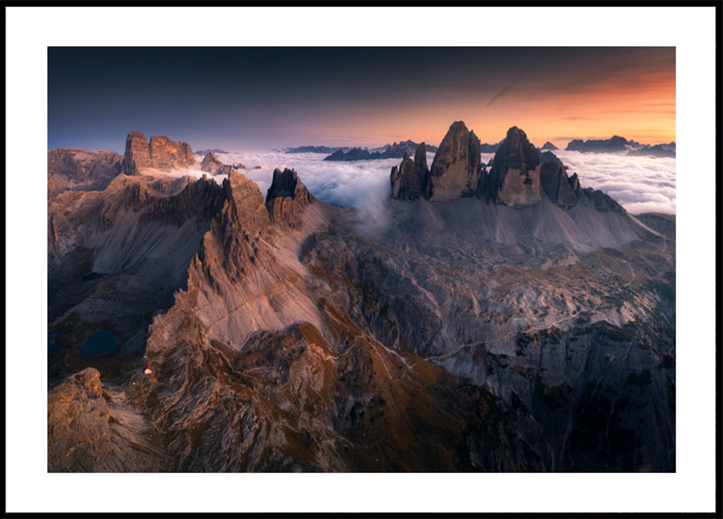 Picos majestuosos sobre las nubes
