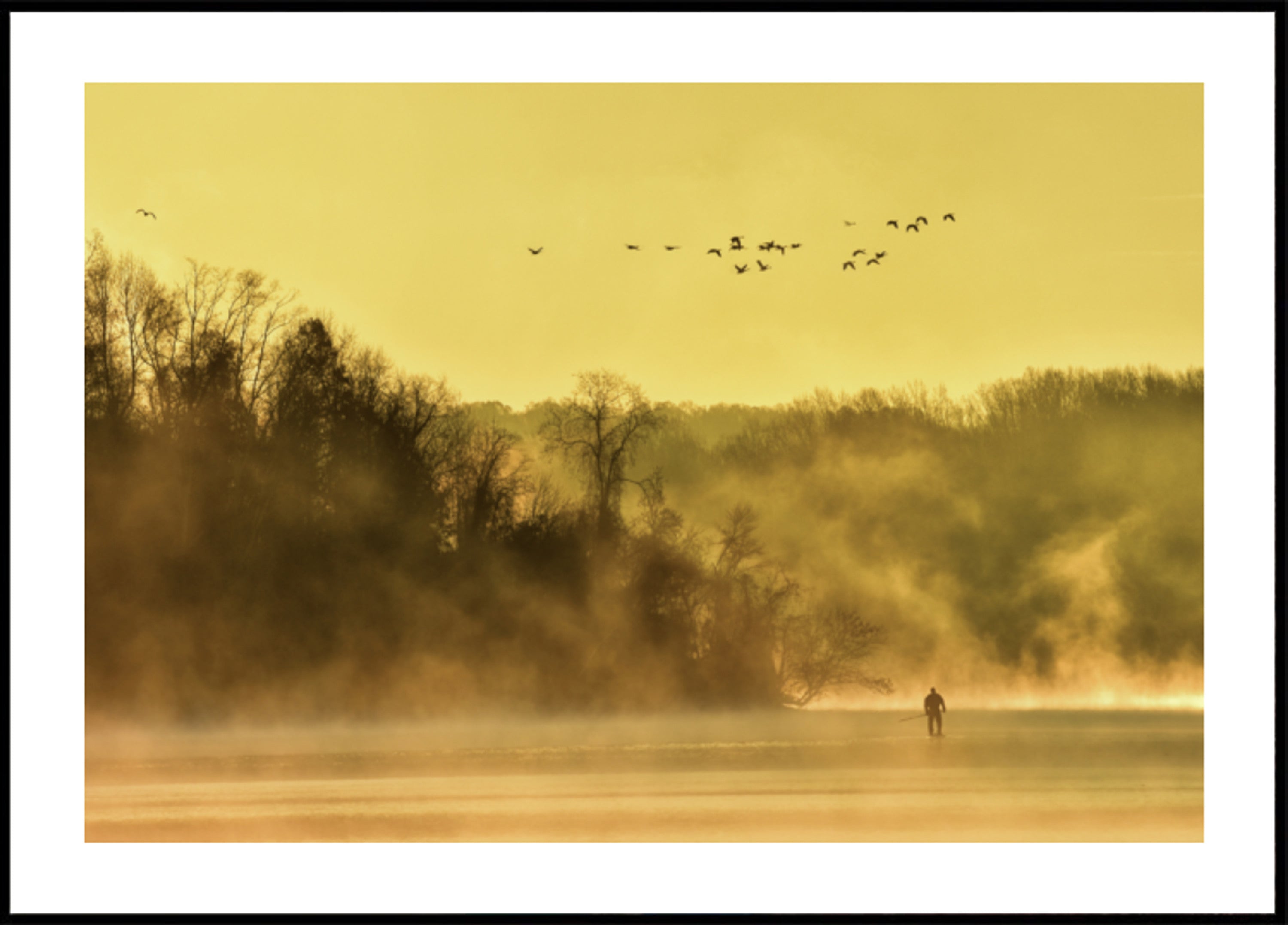 Figura solitaria de la niebla dorada