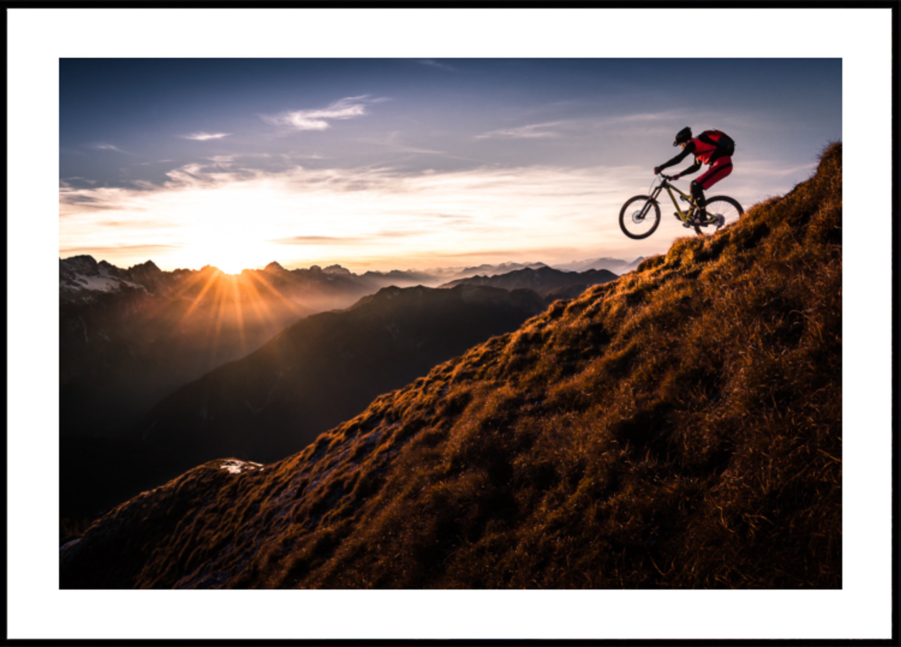 Aventura en bicicleta de montaña al atardecer